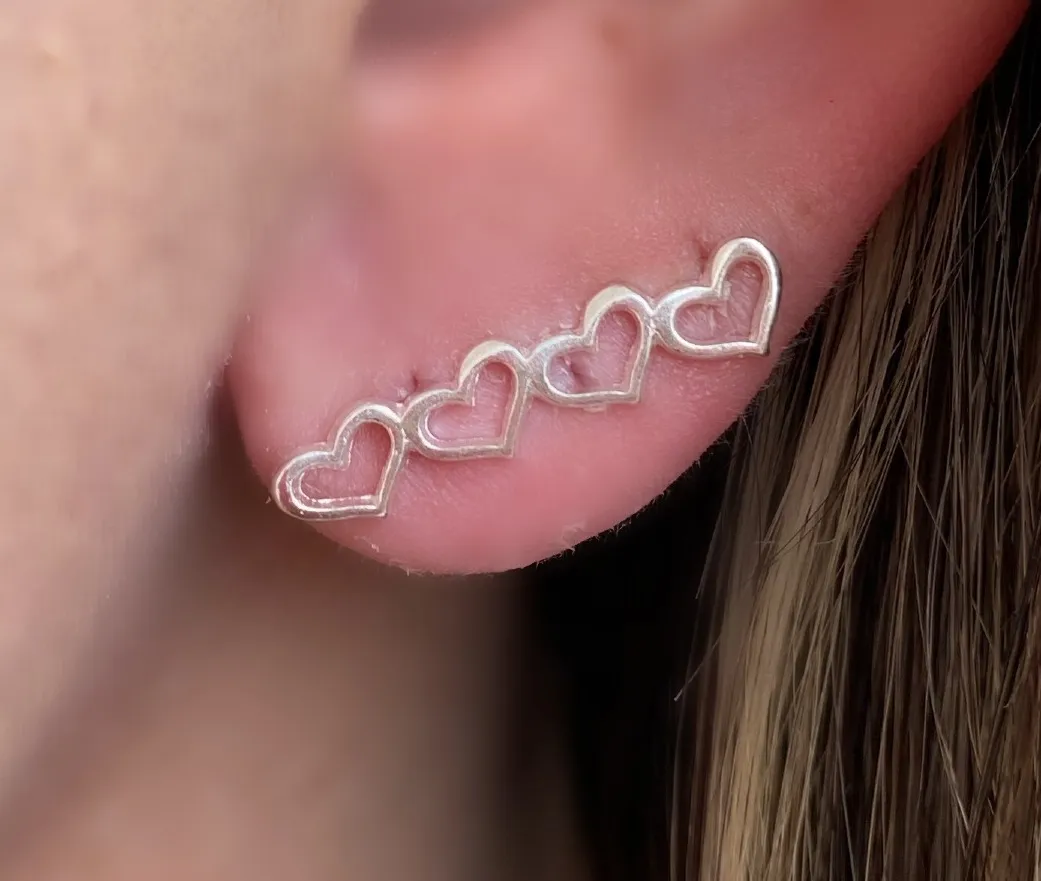 BRINCO PRATA EAR CUFF CORAÇÕES VAZADOS