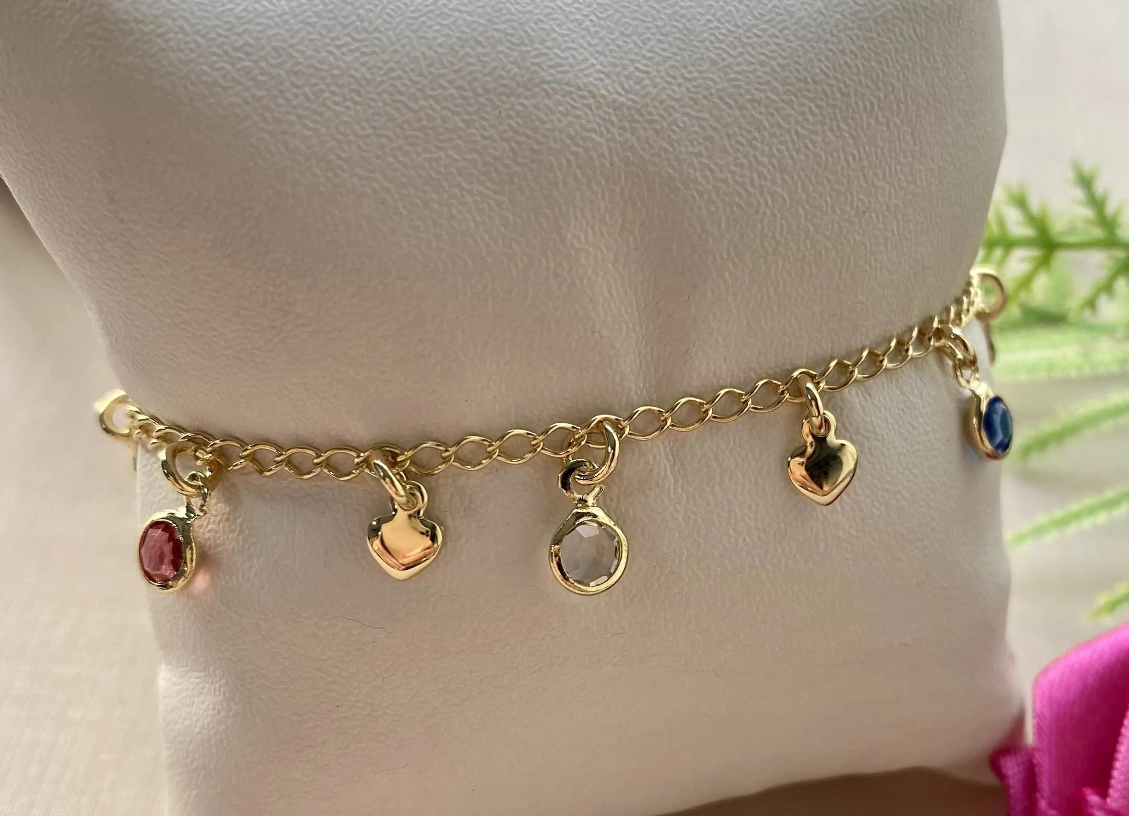 PULSEIRA INFANTIL PEDRAS COLORIDAS COM CORAÇÕES