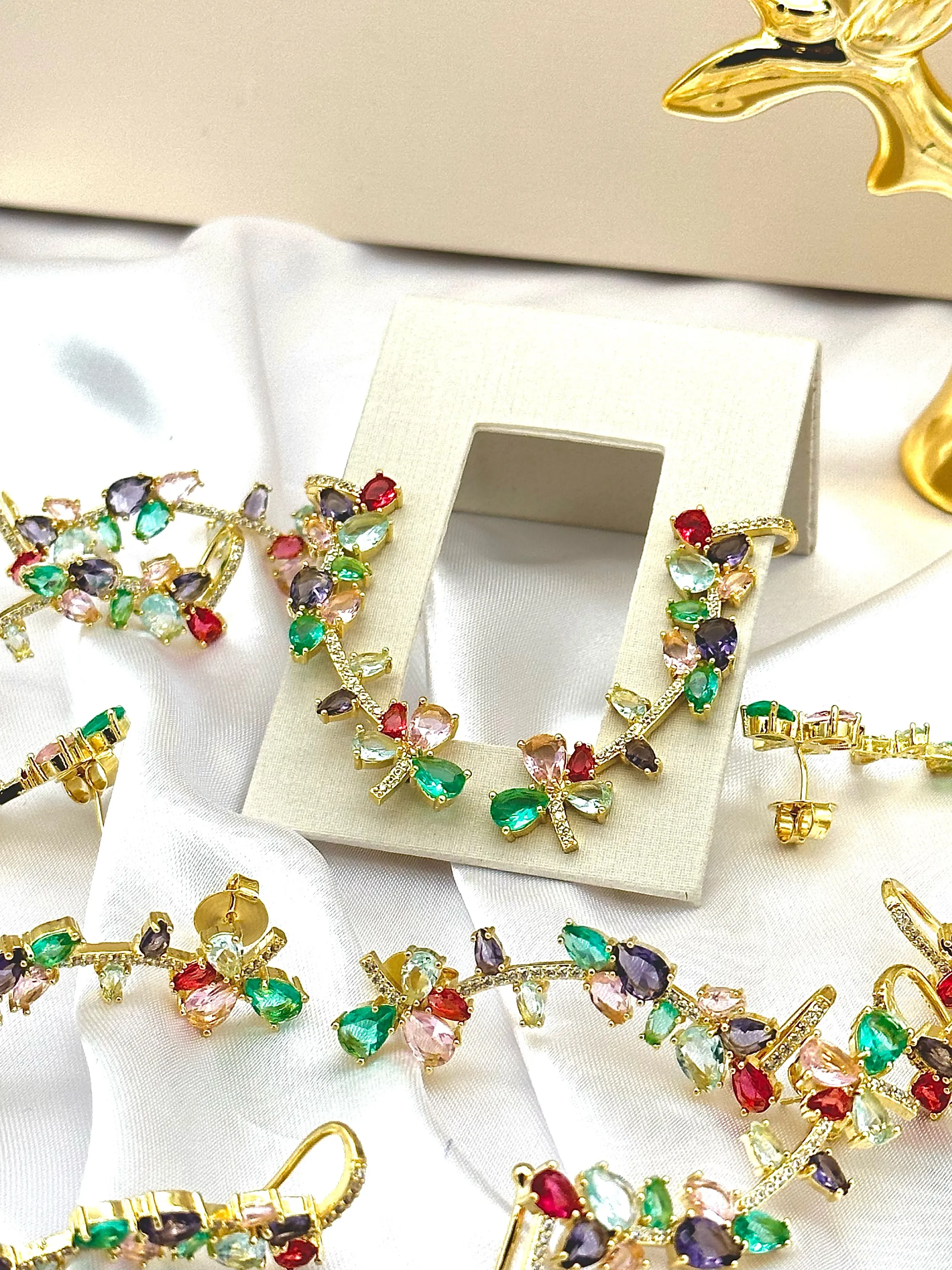 BRINCO EAR CUFF CRAVEJADO COM PEDRAS COLORS