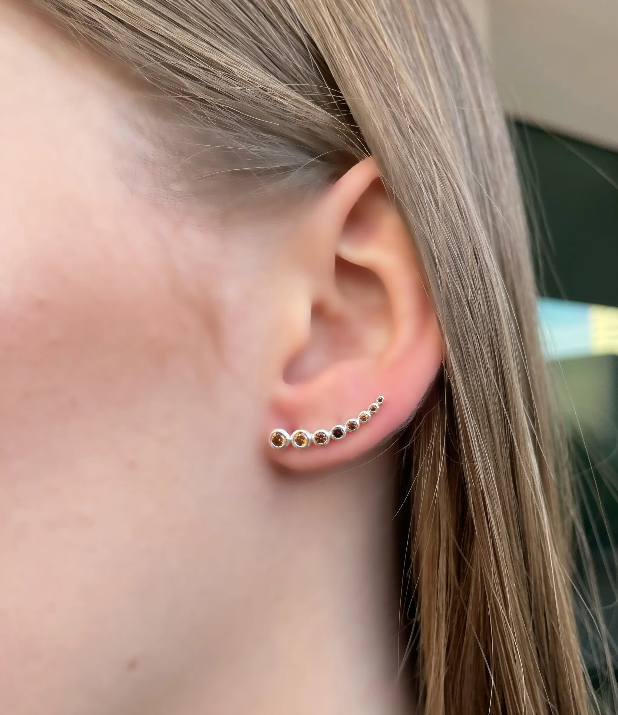 BRINCO PRATA EAR CUFF ZIRCONIAS LARANJA