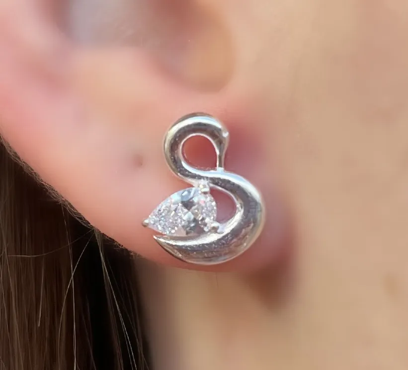 BRINCO PRATA CISNE COM ZIRCONIA CRISTAL