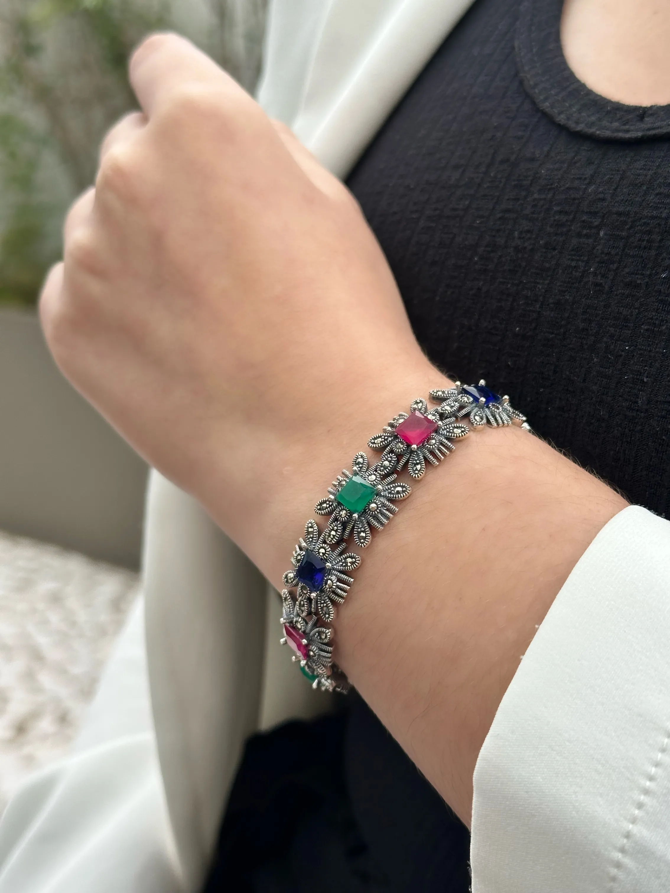 PULSEIRA PRATA BALI MARCASSITAS E PEDRAS COLORS