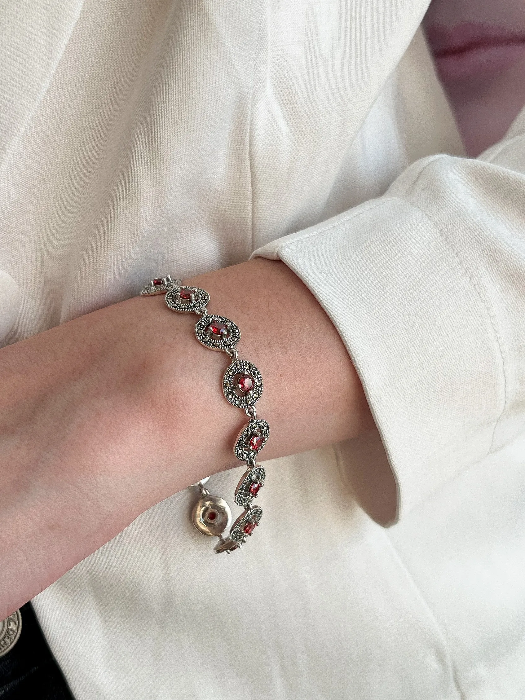 PULSEIRA PRATA BALI MARCASSITAS E PEDRAS RUBI