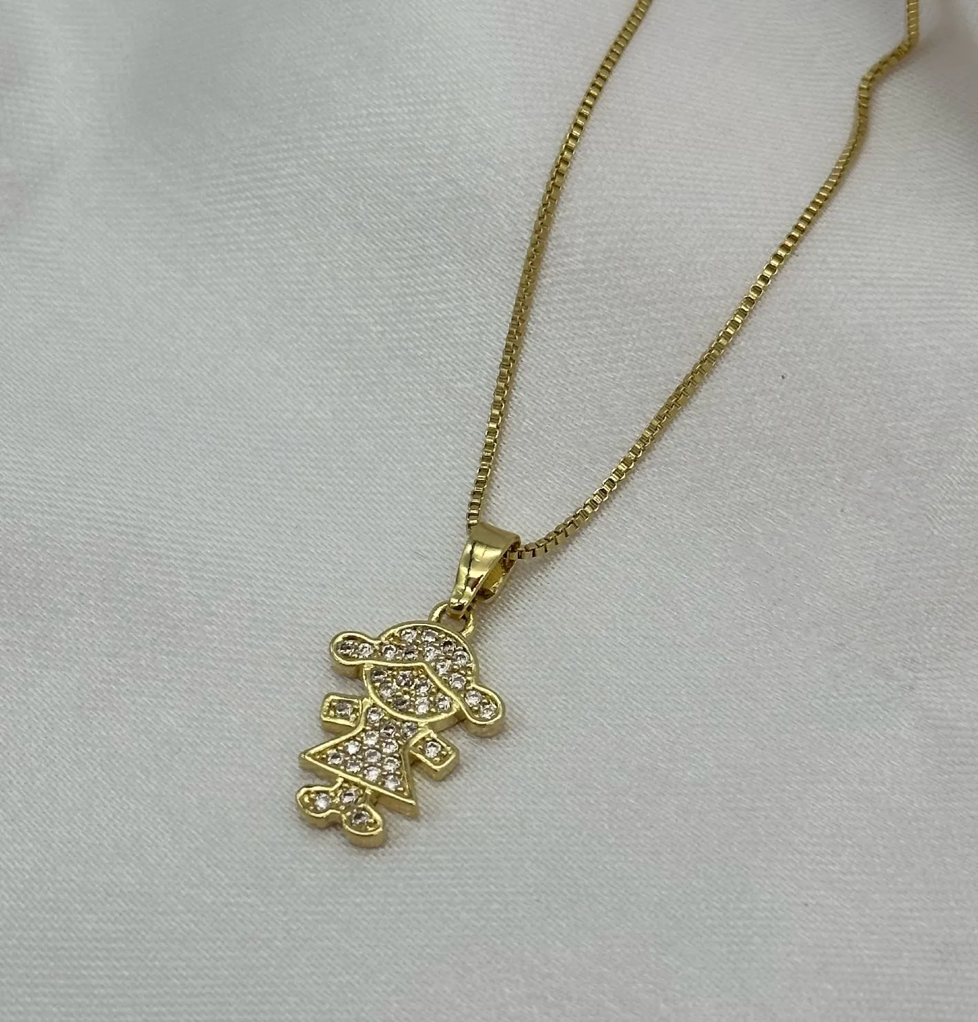 GARGANTILHA MENINA CRAVEJADA CRISTAL