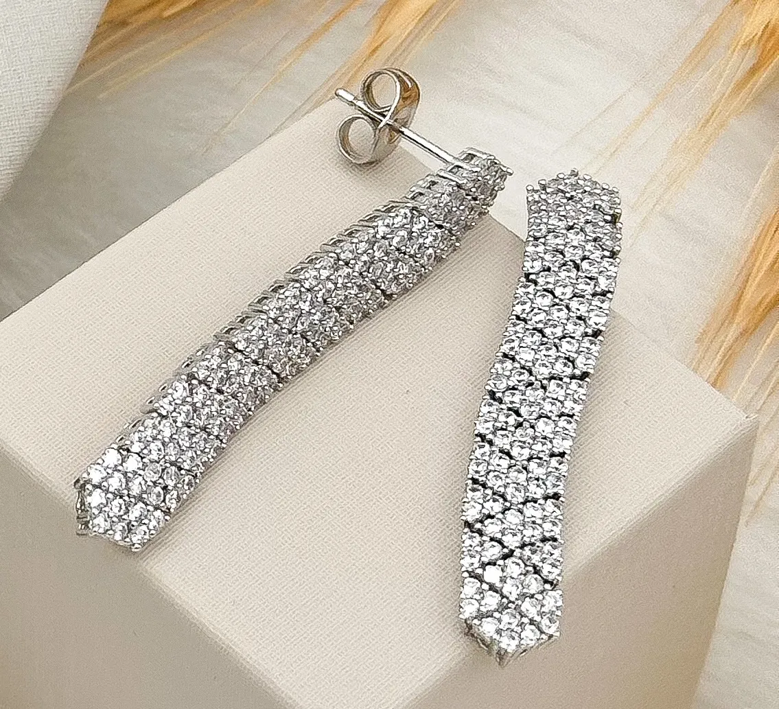 BRINCO TRIÂNGULOS CRAVEJADOS RÓDIO BRANCO