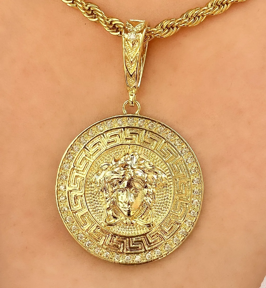 PINGENTE CRAVEJADO INSPIRAÇÃO VERSACE