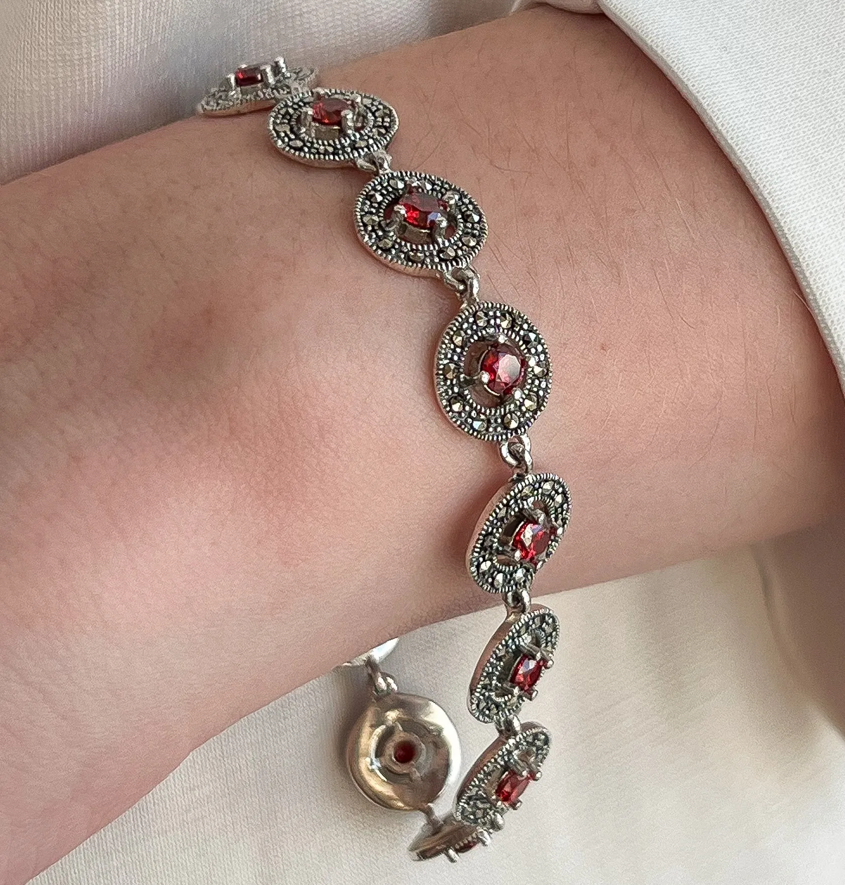 PULSEIRA PRATA BALI MARCASSITAS E PEDRAS RUBI