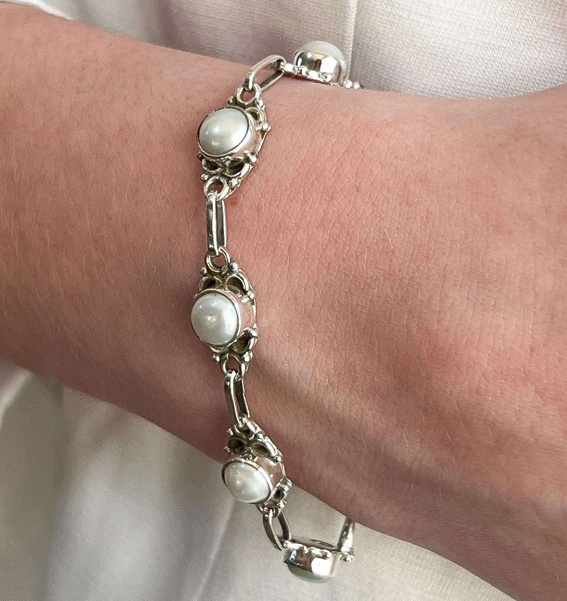 PULSEIRA PRATA COM PEROLAS MARROQUINA