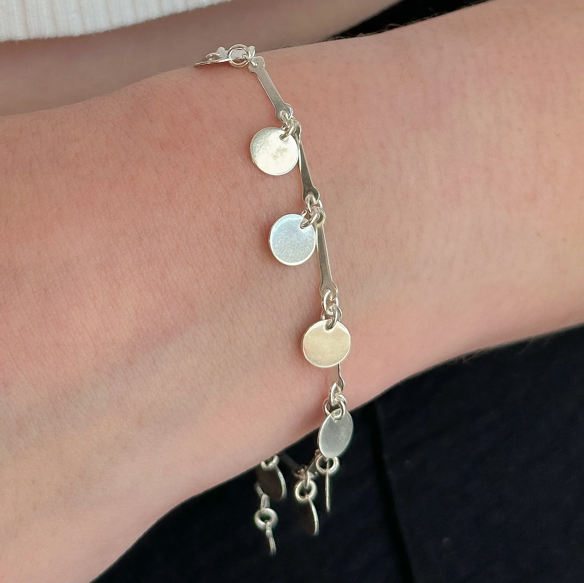 PULSEIRA PRATA MEDALHINHA COM BASTÃO