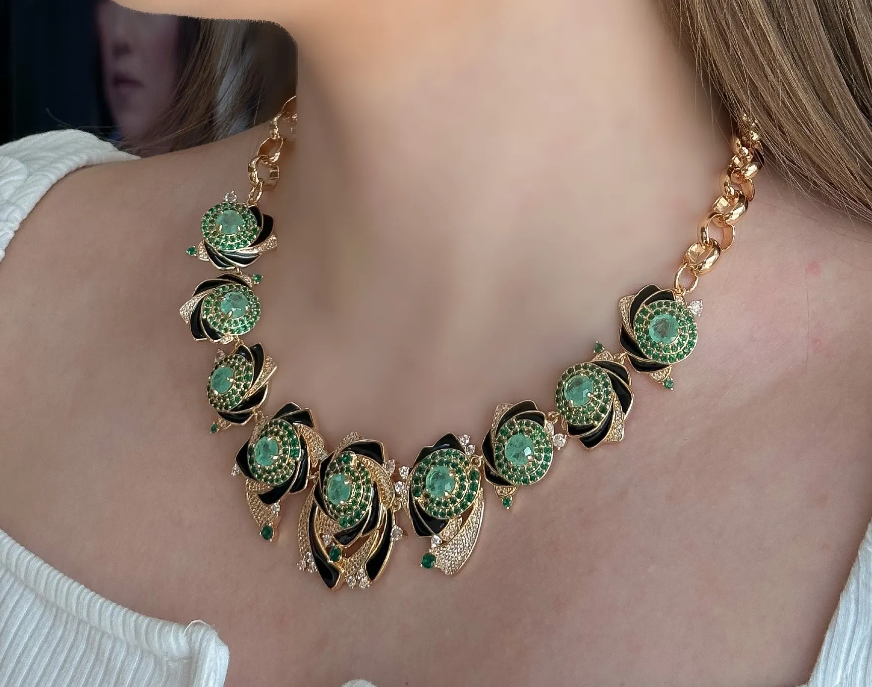 COLAR LUXURY FLOR CRAVEJADA ESMERALDA