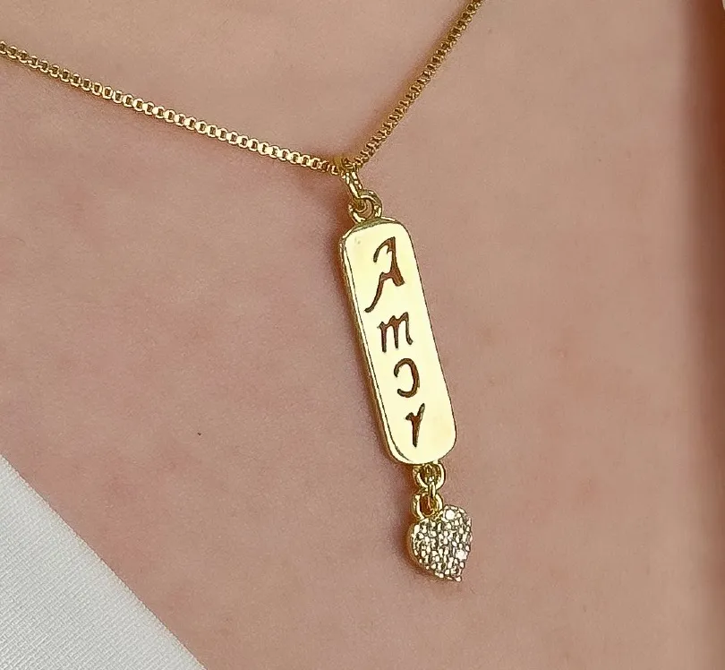 GARGANTILHA PLACA AMOR COM CORAÇÃO CRAVEJADO