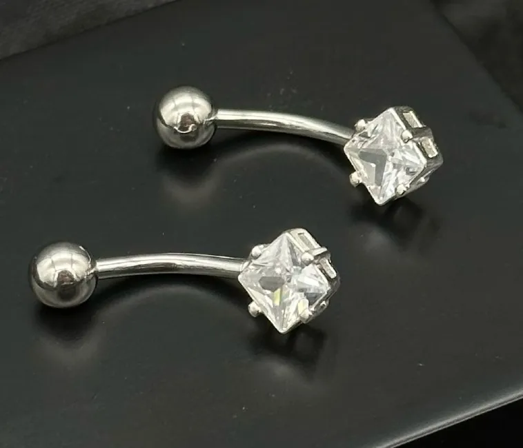 PIERCING PRATA PONTO DE LUZ QUADRADO