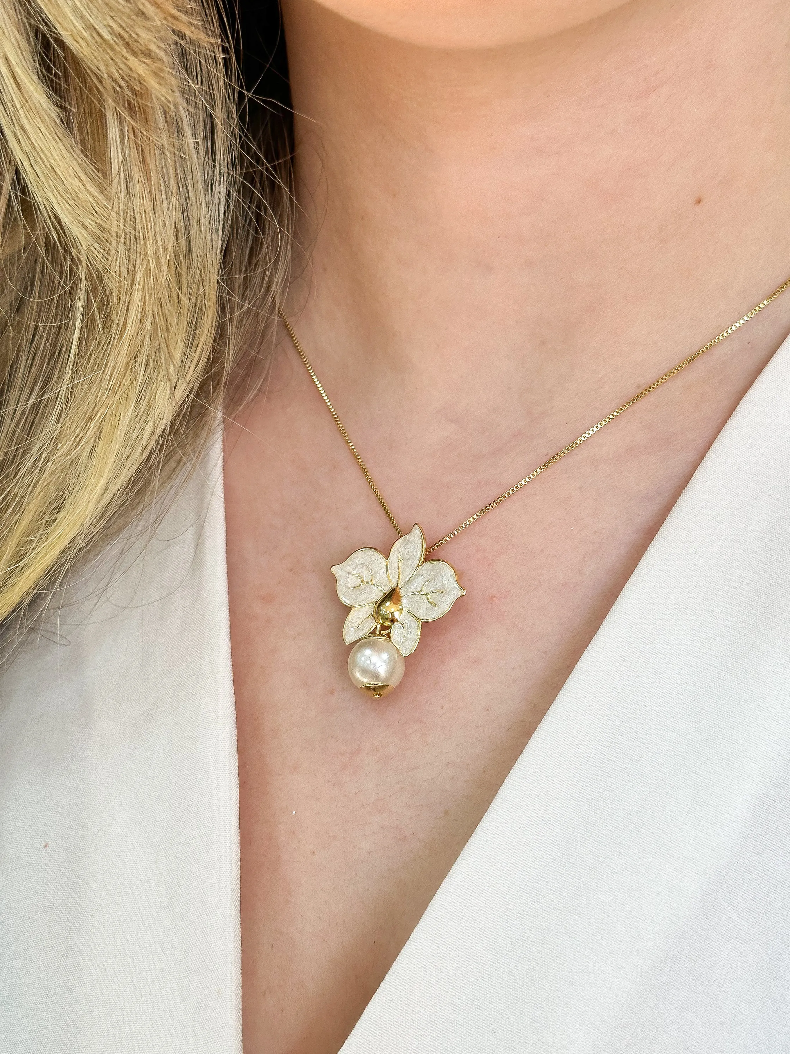 GARGANTILHA FLOR ORQUIDEA RESINADA COM PEROLA
