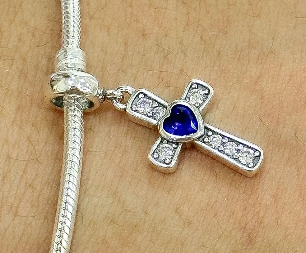 BERLOQUE PRATA CRUZ CRAVEJADA AZUL SAFIRA