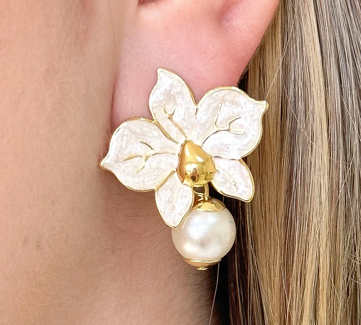 BRINCO FLOR ORQUIDEA RESINADA COM PEROLA