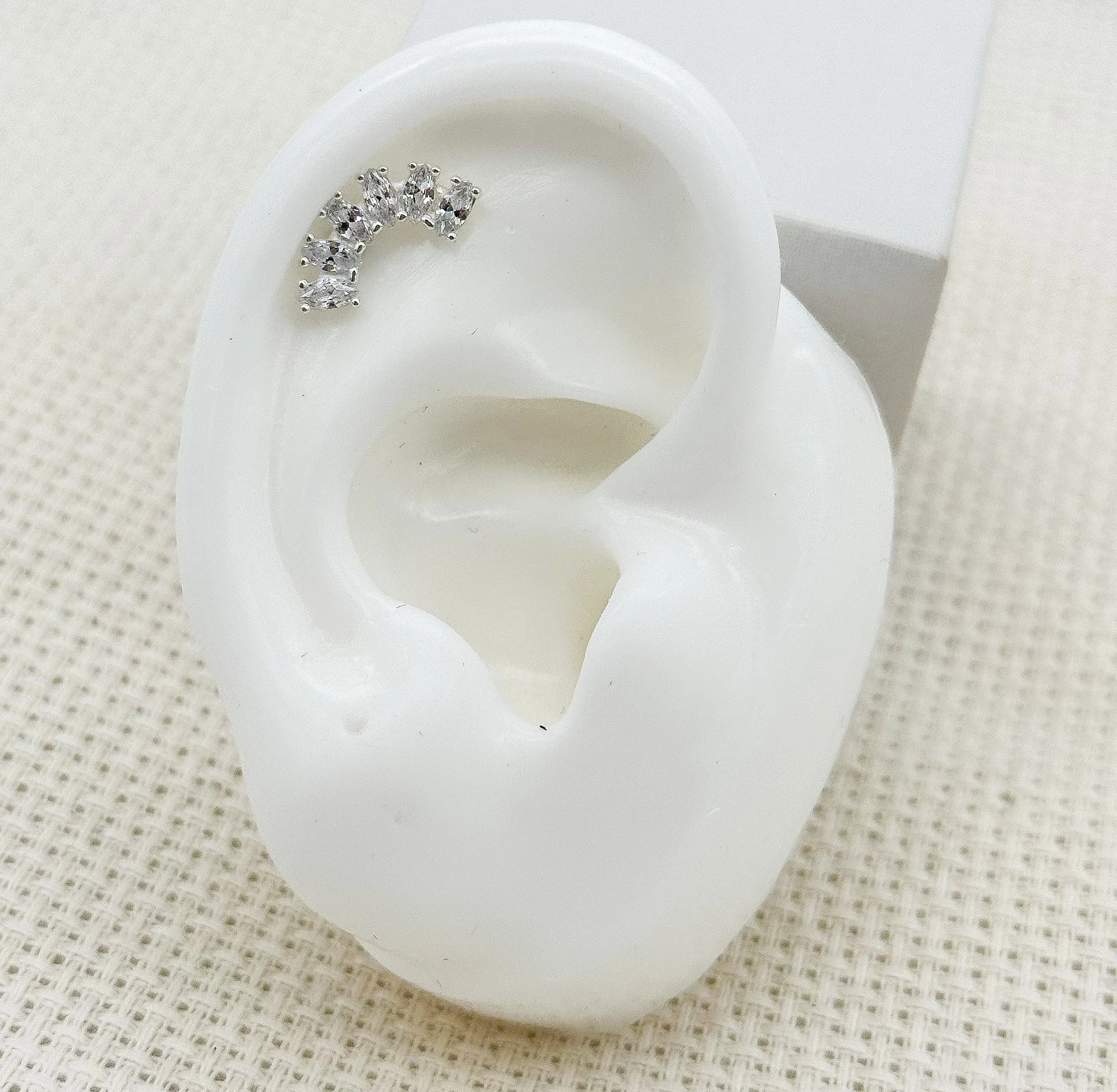 PIERCING PRATA ZIRCONIAS NAVETE CRISTAL