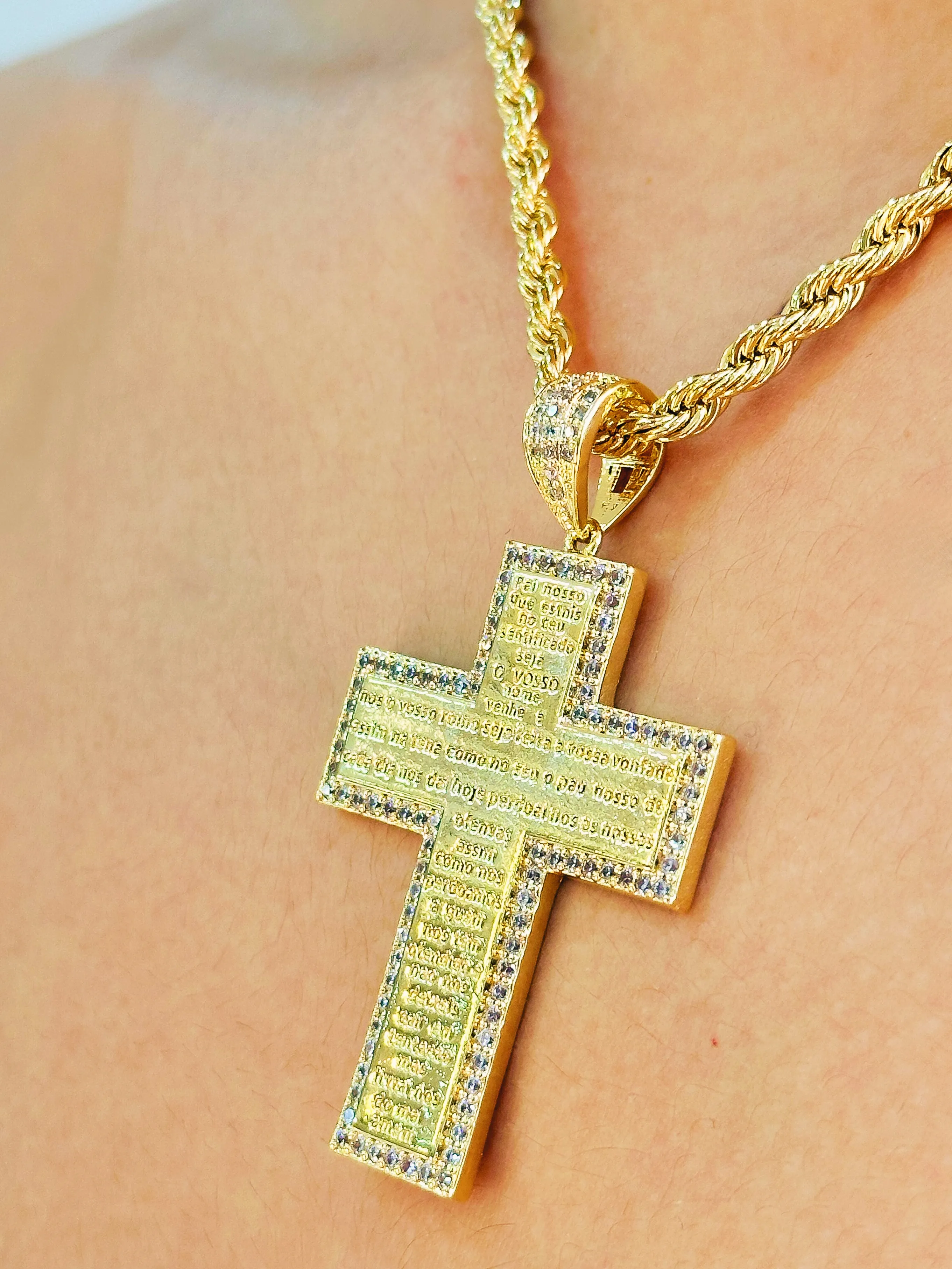 PINGENTE CRUZ PAI NOSSO BORDA CRAVEJADA