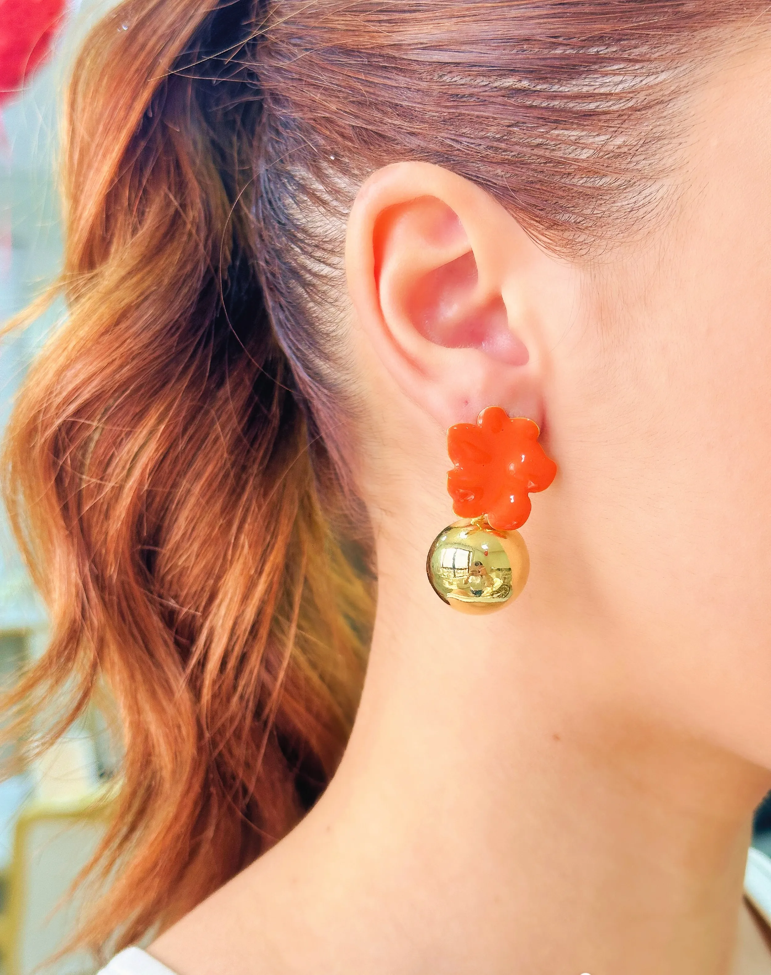 BRINCO FLOR LARANJA ESMALTADO COM ESFERA