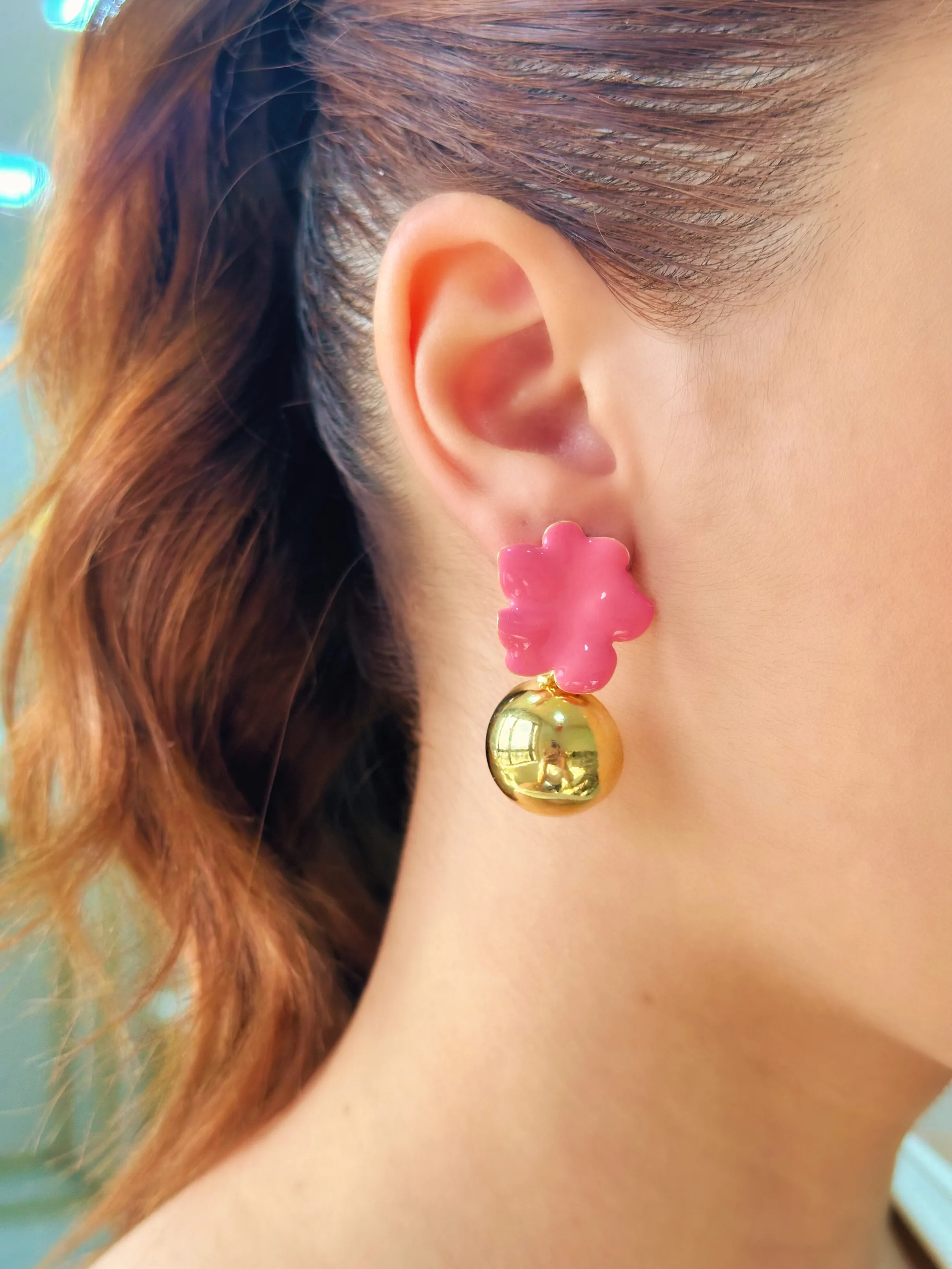 BRINCO FLOR ROSA ESMALTADO COM ESFERA