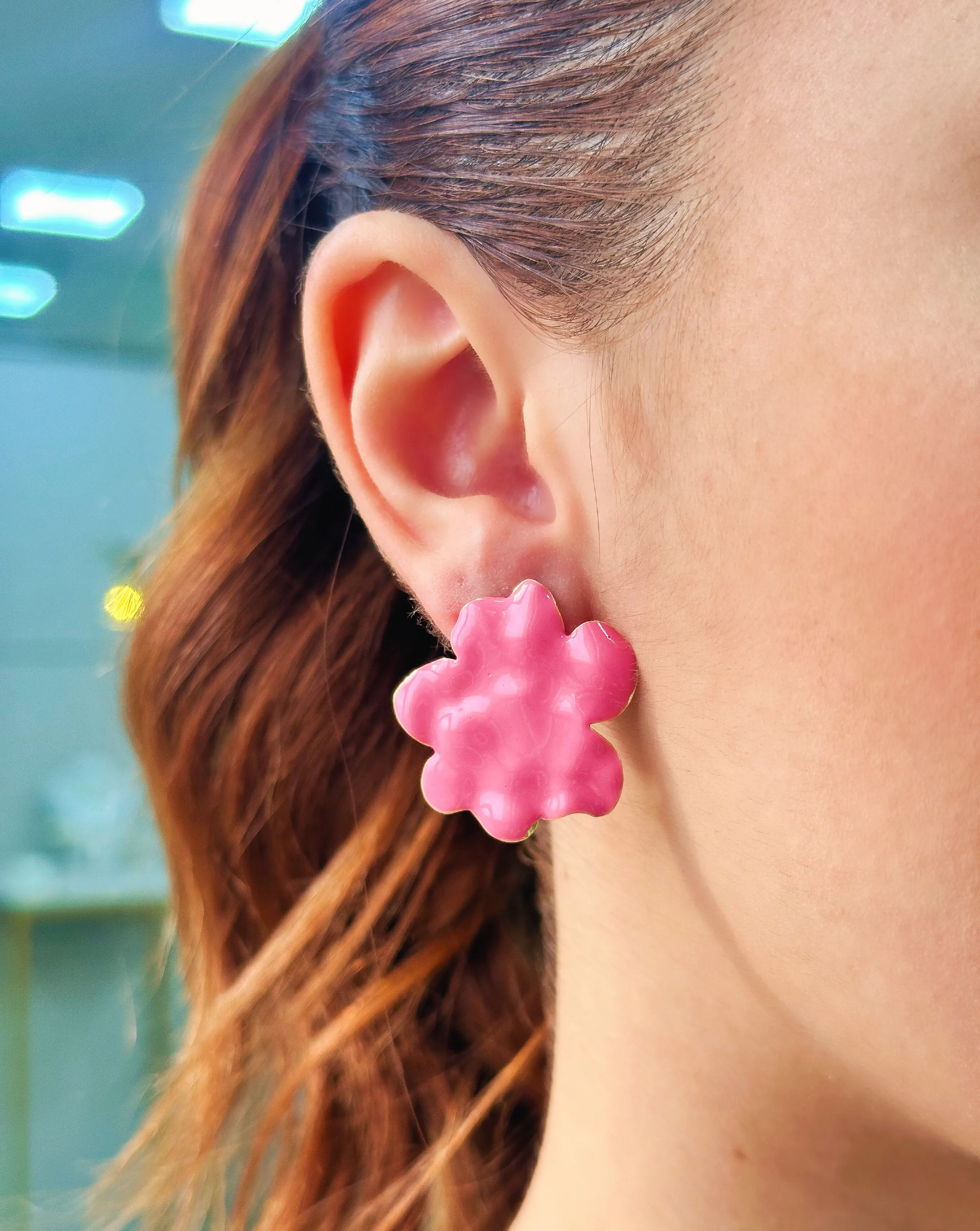 BRINCO FLOR ESMALTADA ROSA