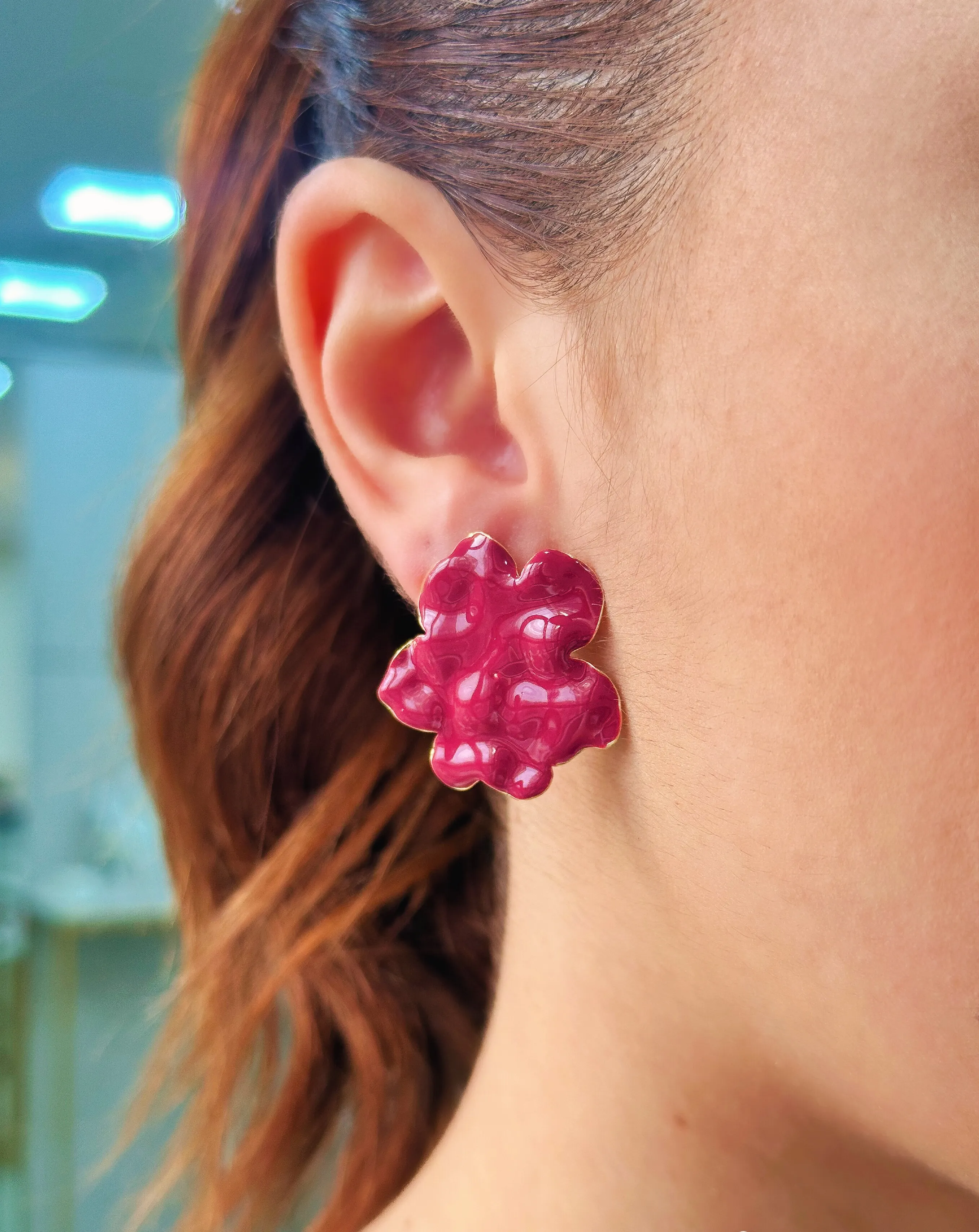 BRINCO FLOR ESMALTADA MARSALA