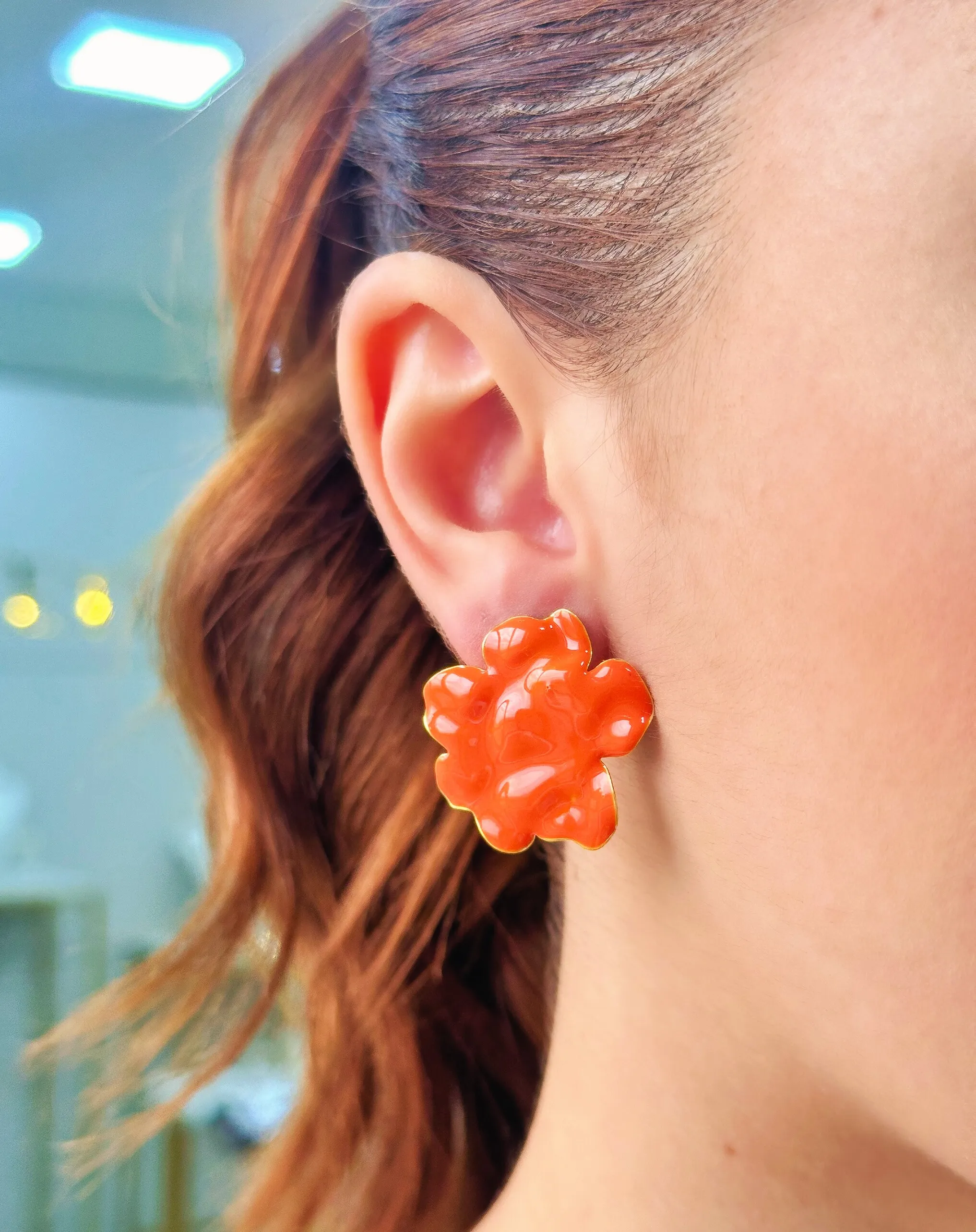 BRINCO FLOR ESMALTADA LARANJA