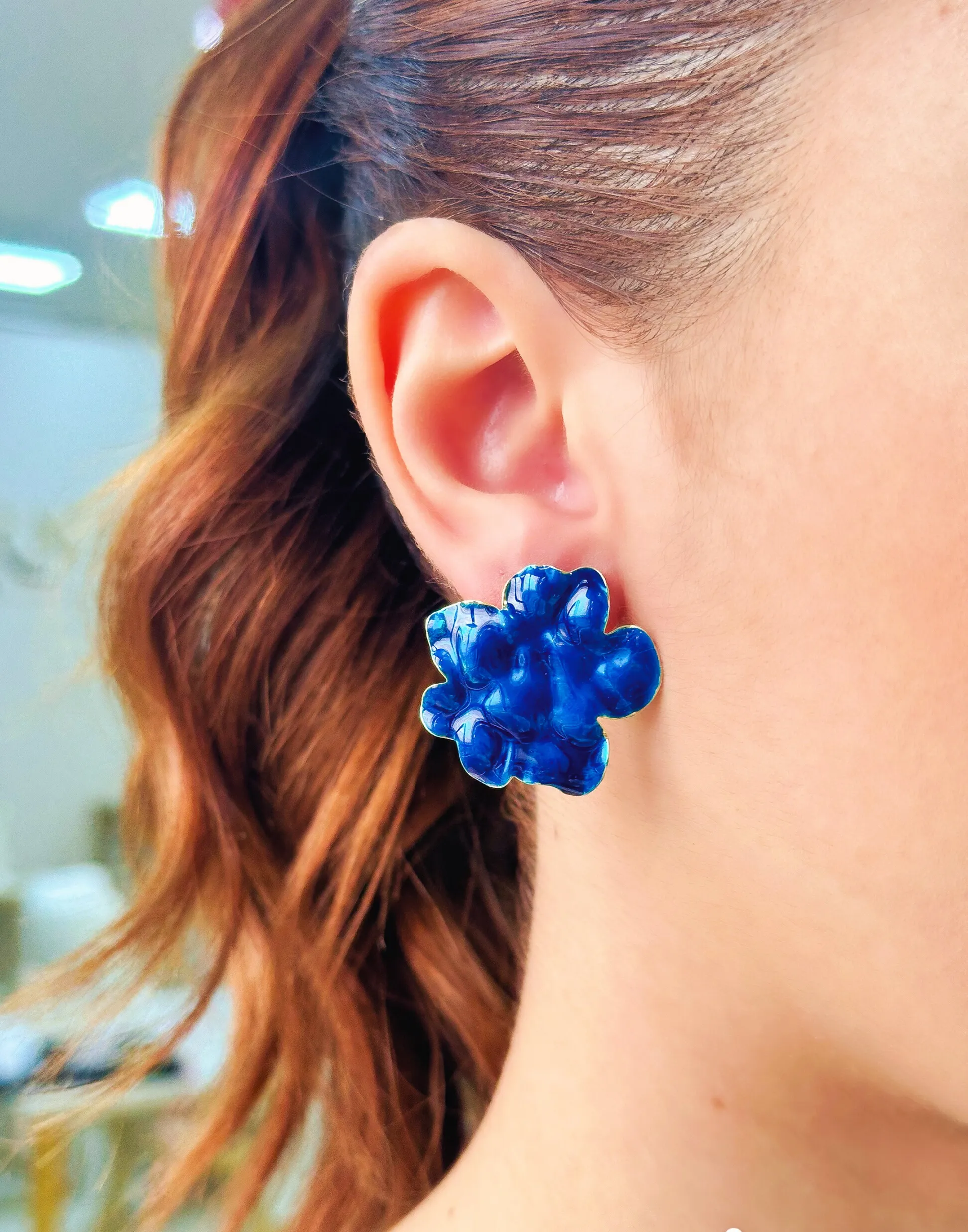 BRINCO FLOR ESMALTADA AZUL MARINHO