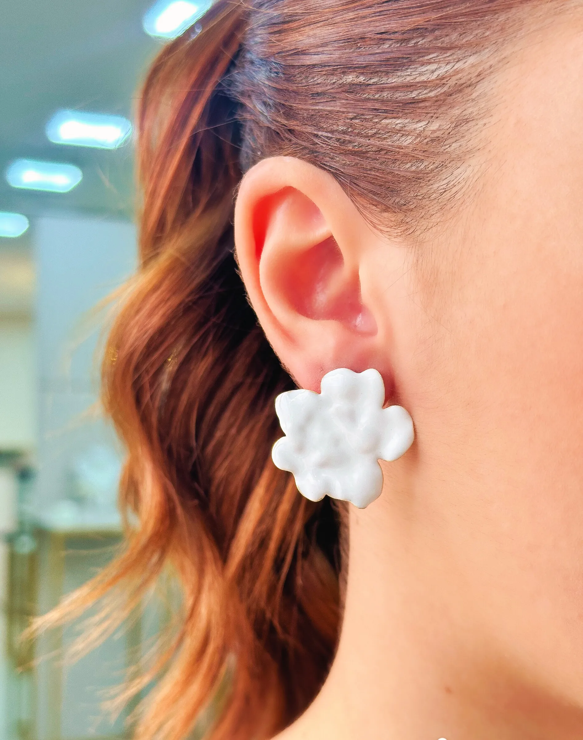 BRINCO FLOR ESMALTADA BRANCO