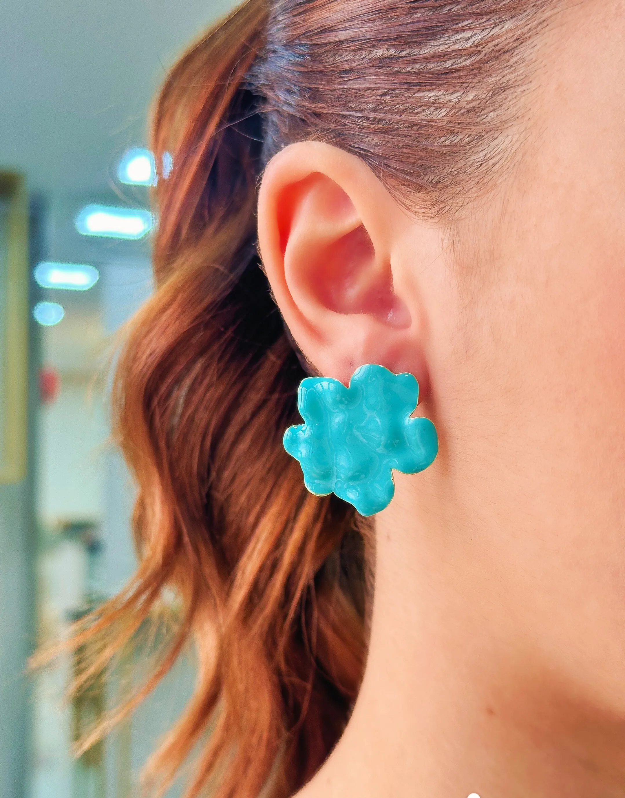 BRINCO FLOR ESMALTADA AZUL TIFFANY