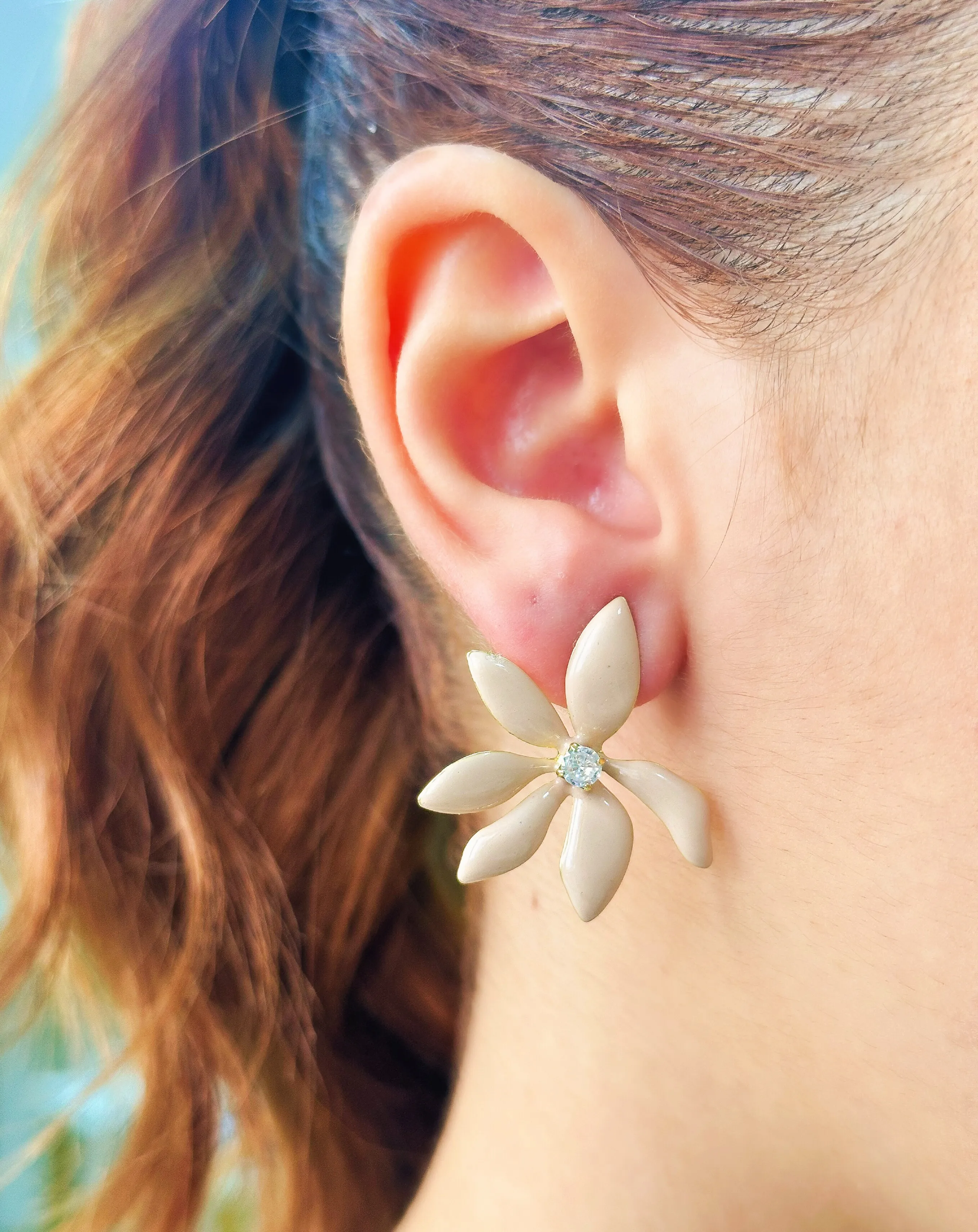 BRINCO FLOR COM PEDRA ESMALTADO NUDE