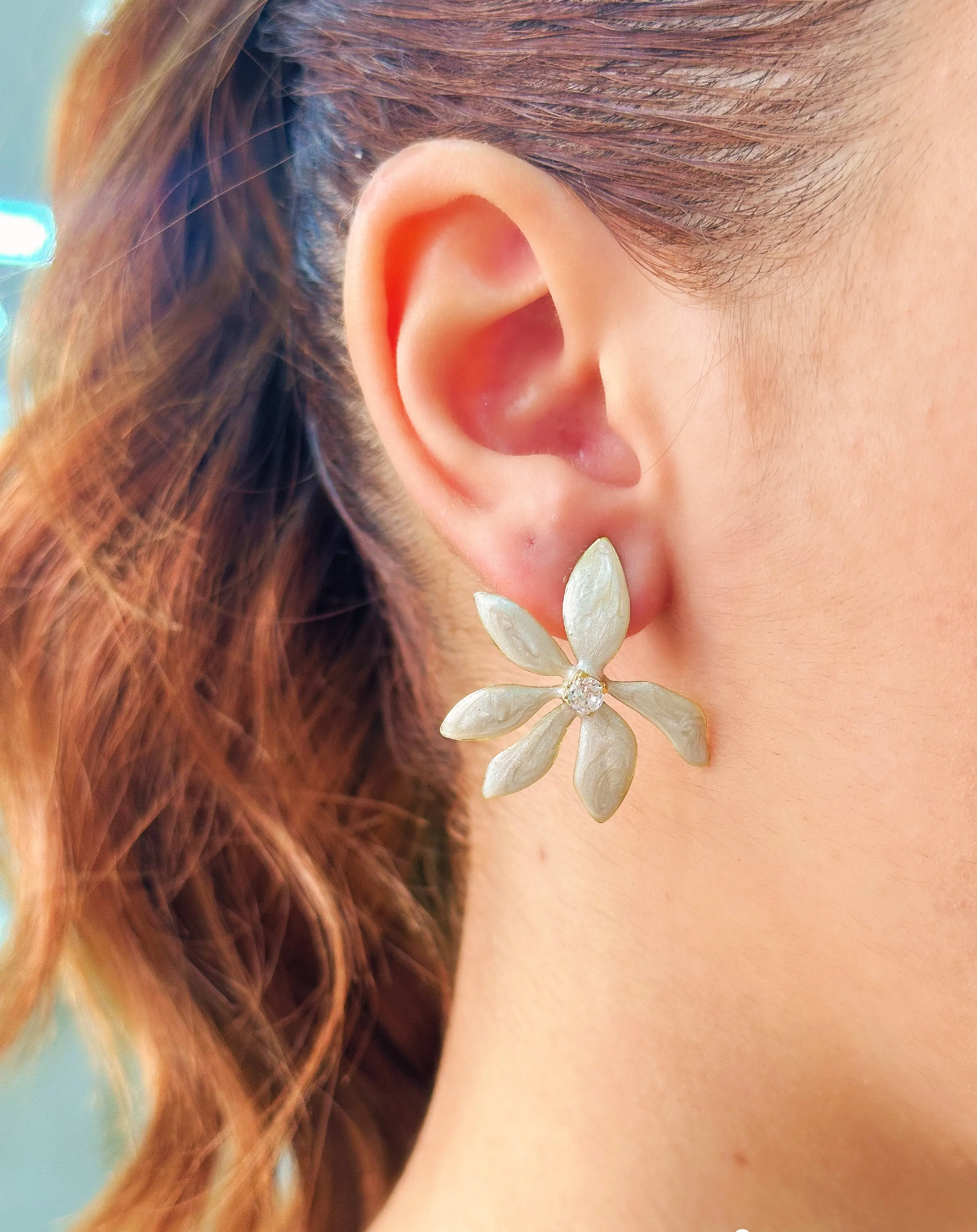 BRINCO FLOR COM PEDRA ESMALTADO MARMORIZADO