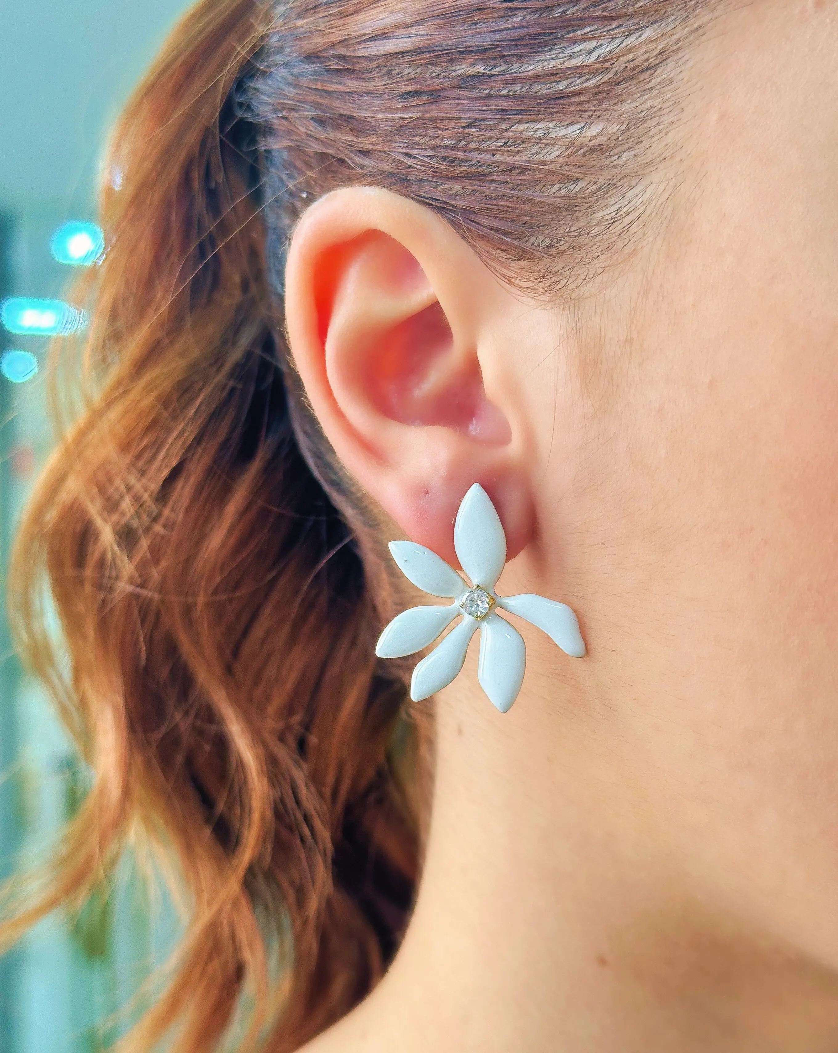 BRINCO FLOR COM PEDRA ESMALTADO BRANCO