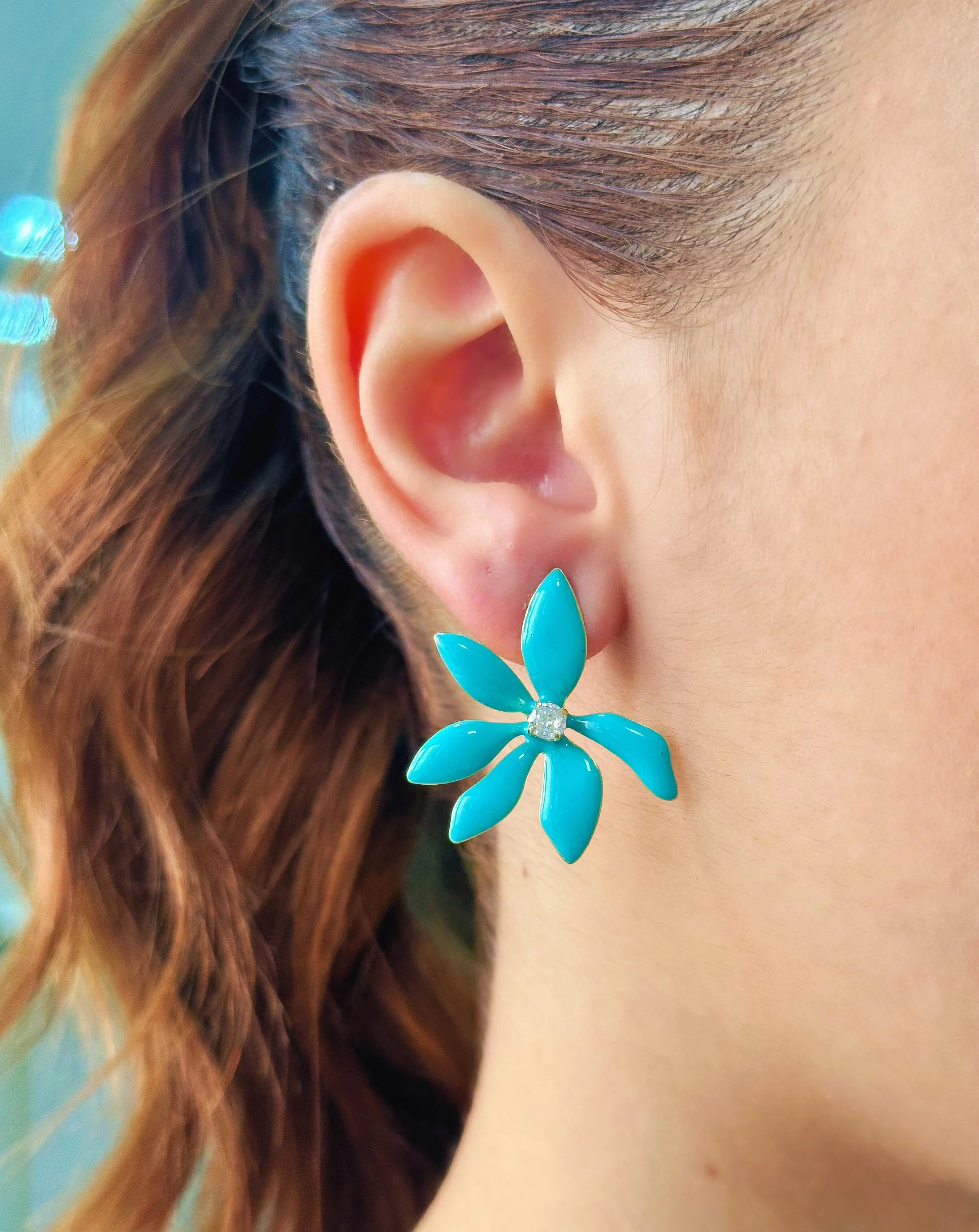 BRINCO FLOR COM PEDRA ESMALTADO AZUL TIFFANY