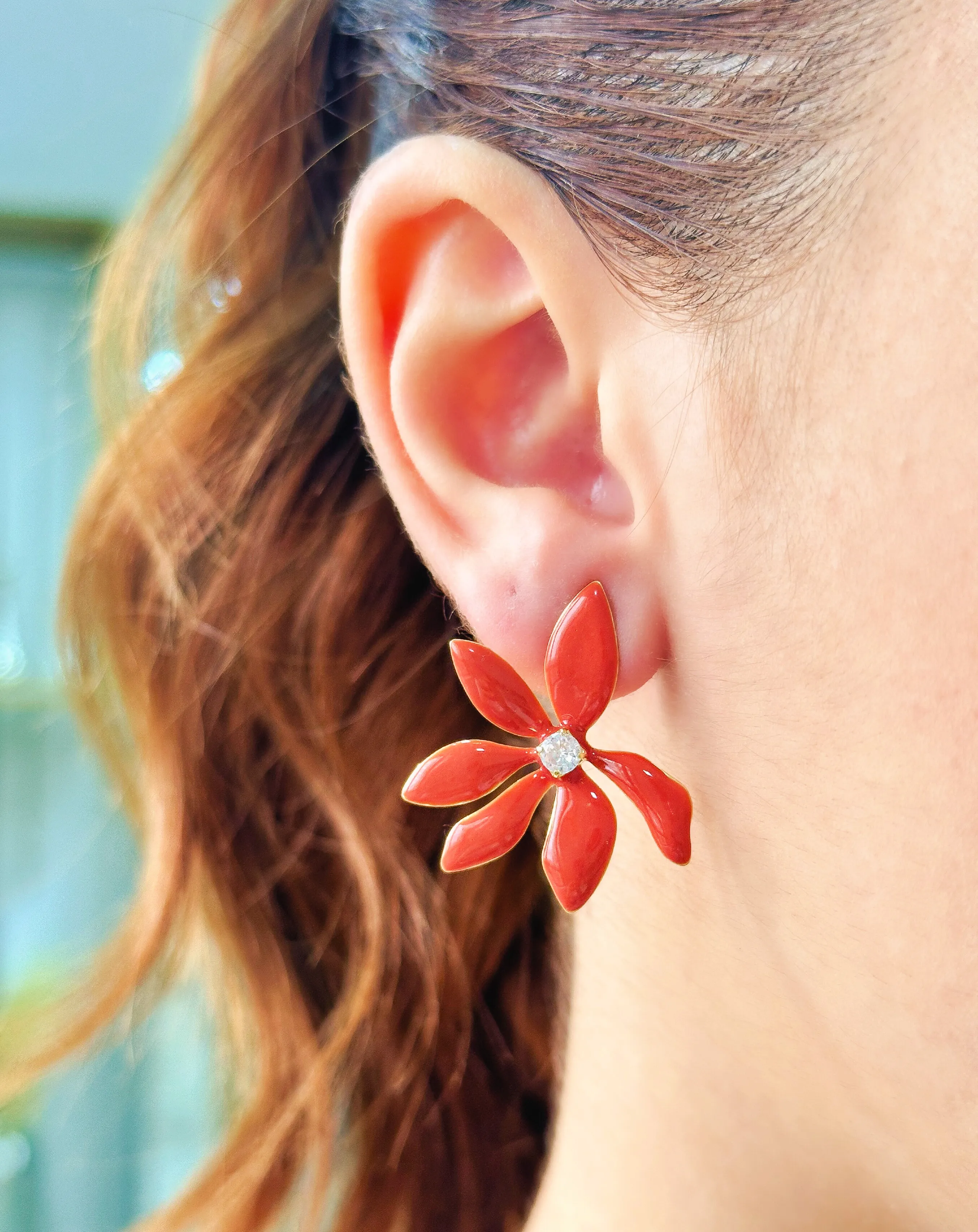 BRINCO FLOR COM PEDRA ESMALTADO TERRACOTA