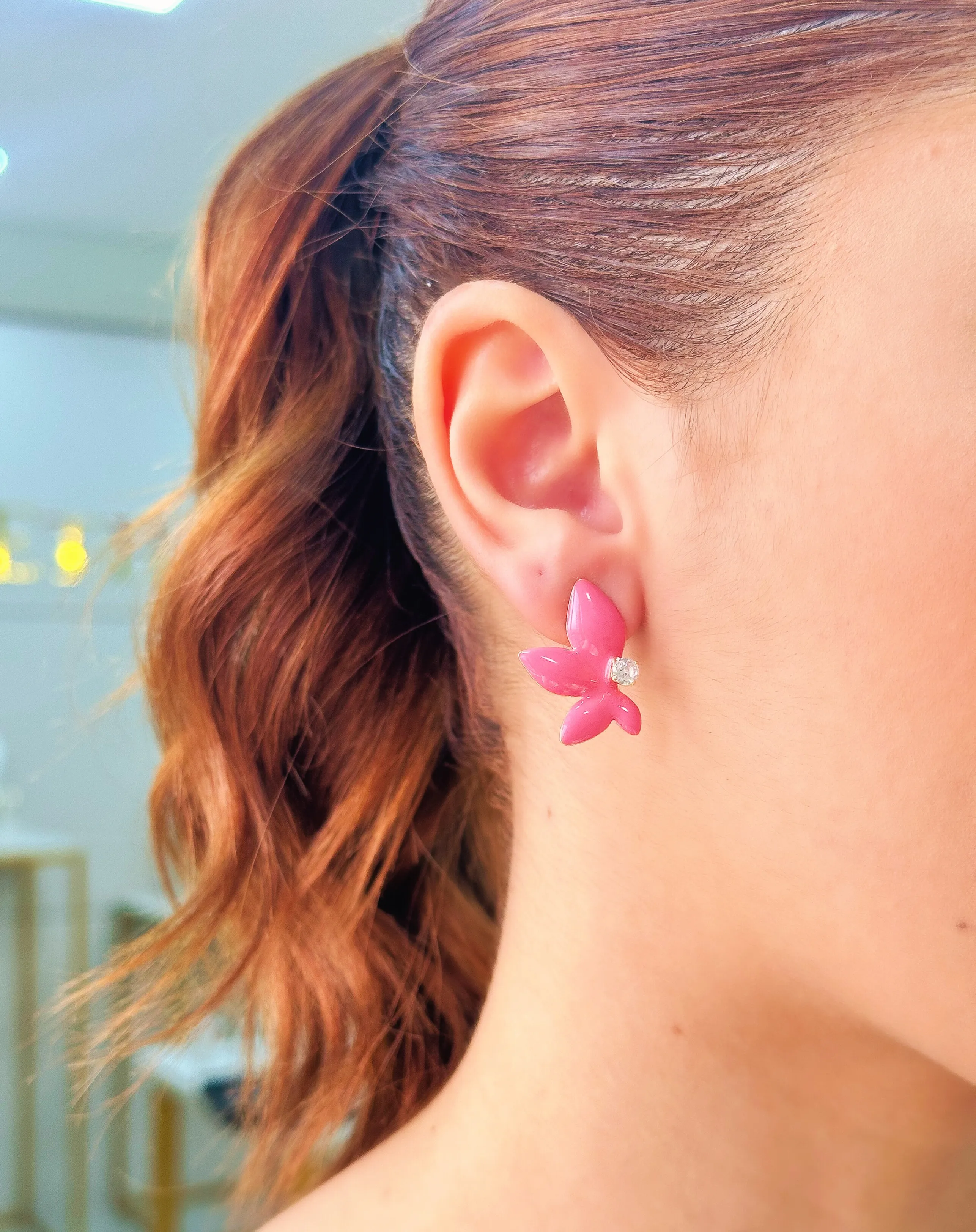 BRINCO FLOR COM PEDRA ESMALTADO ROSA