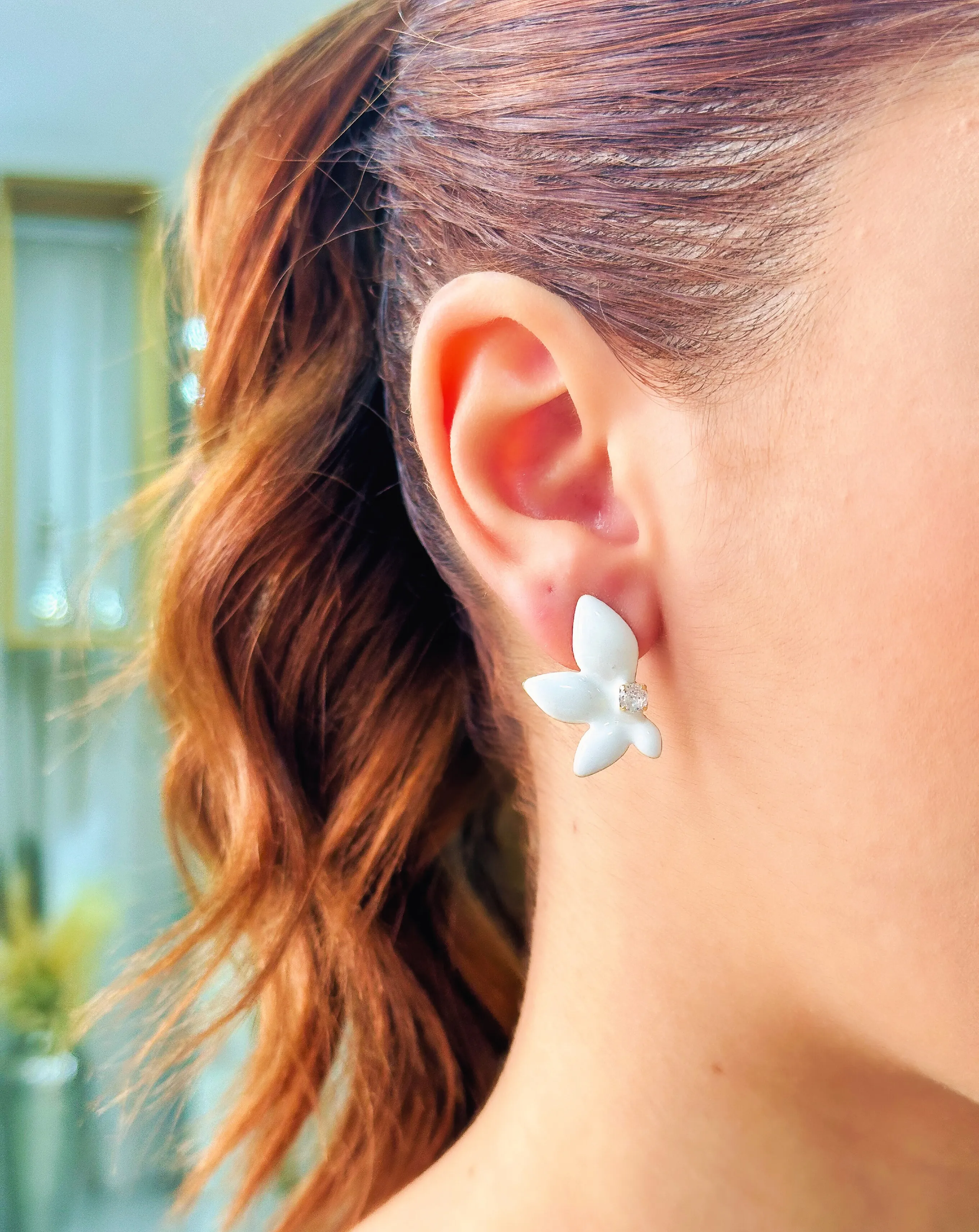 BRINCO FLOR COM PEDRA ESMALTADO BRANCO
