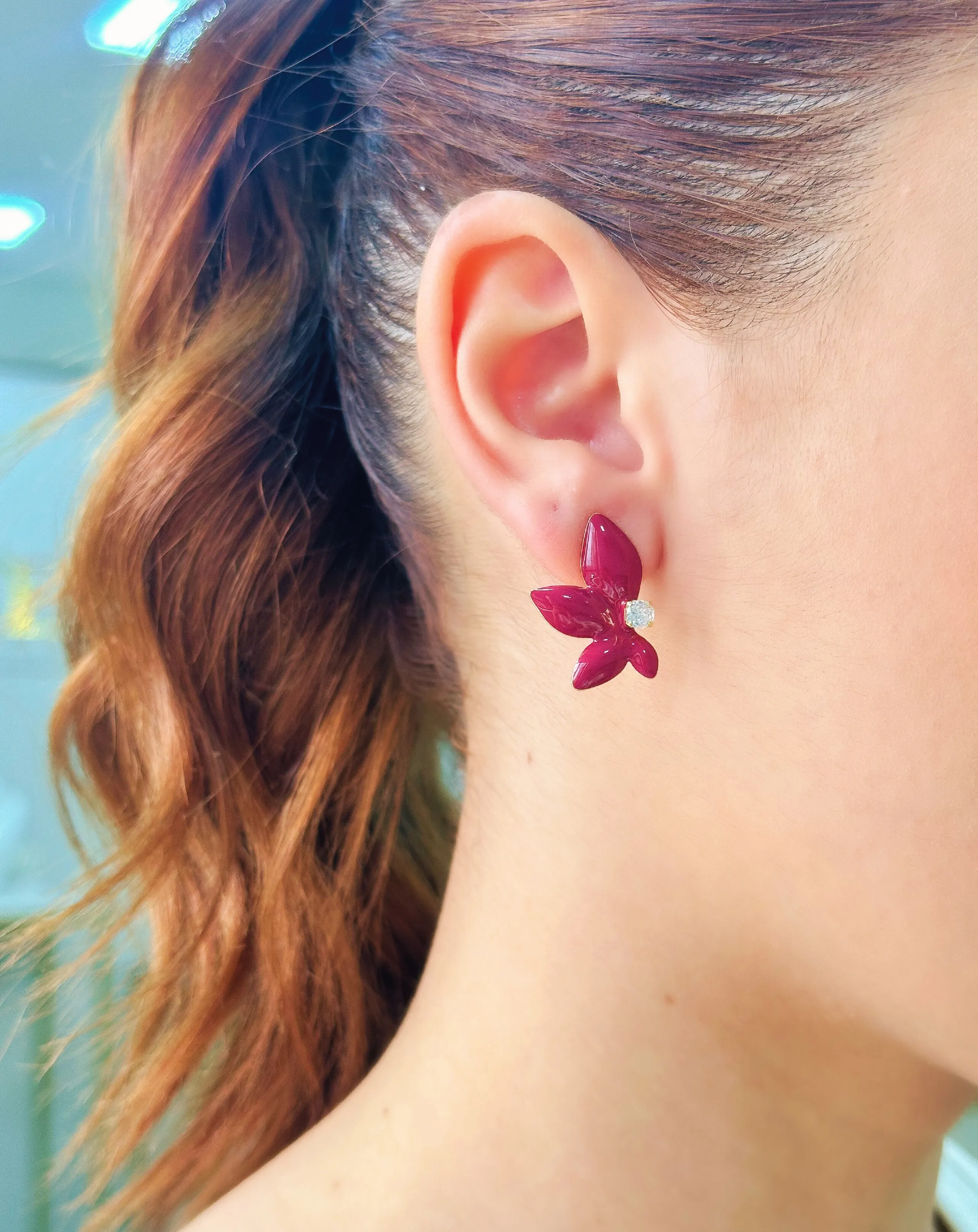 BRINCO FLOR COM PEDRA ESMALTADO MARSALA