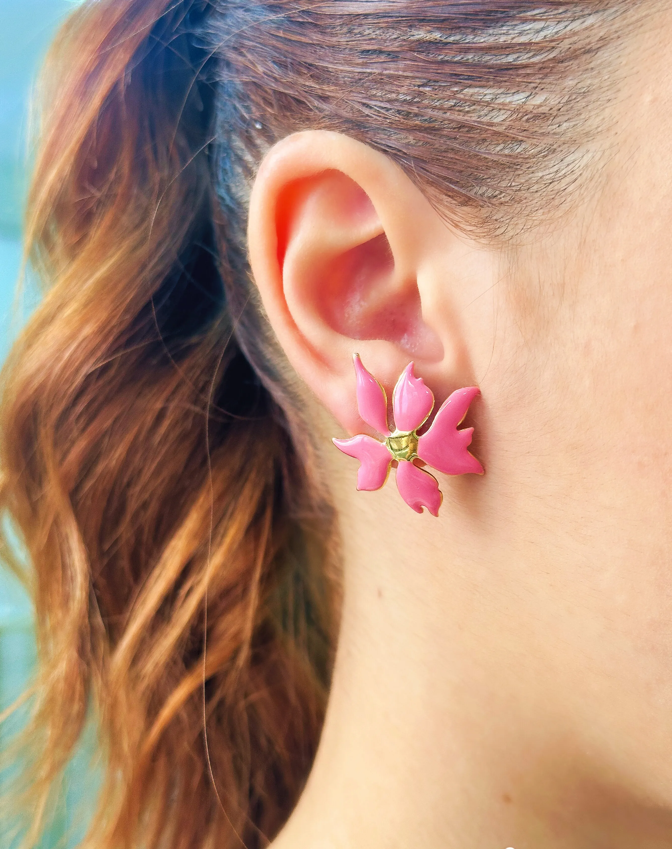 BRINCO FLOR ESMALTADO ROSA