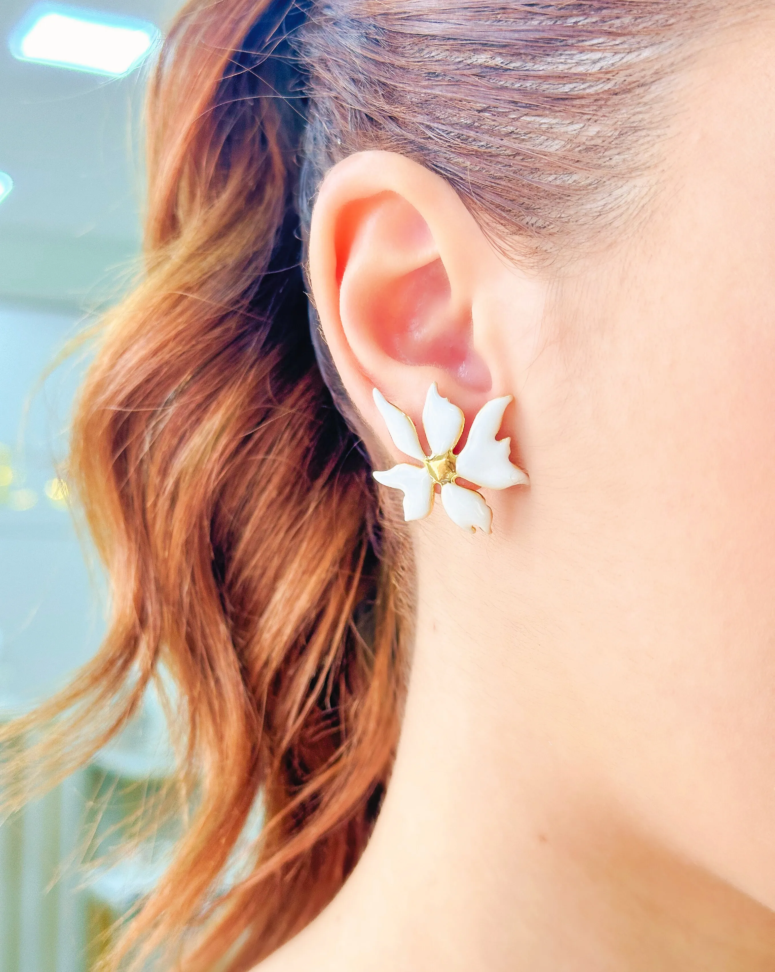 BRINCO FLOR ESMALTADO BRANCO