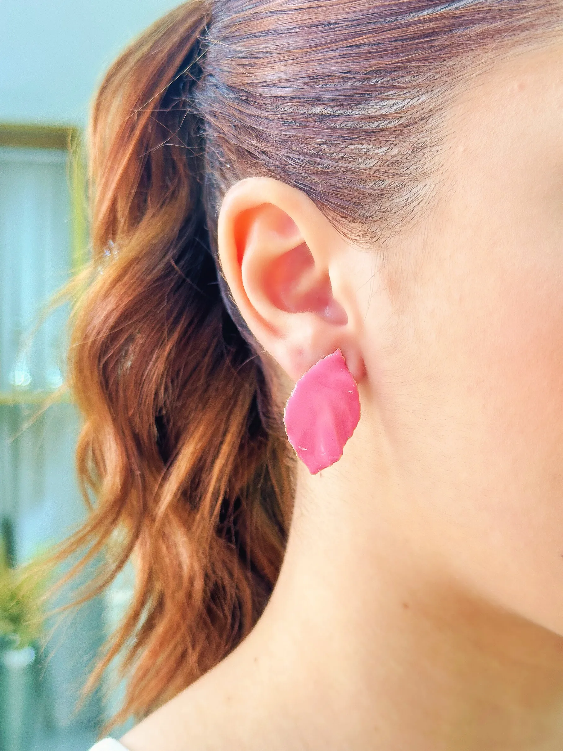 BRINCO FOLHA ESMALTADO ROSA