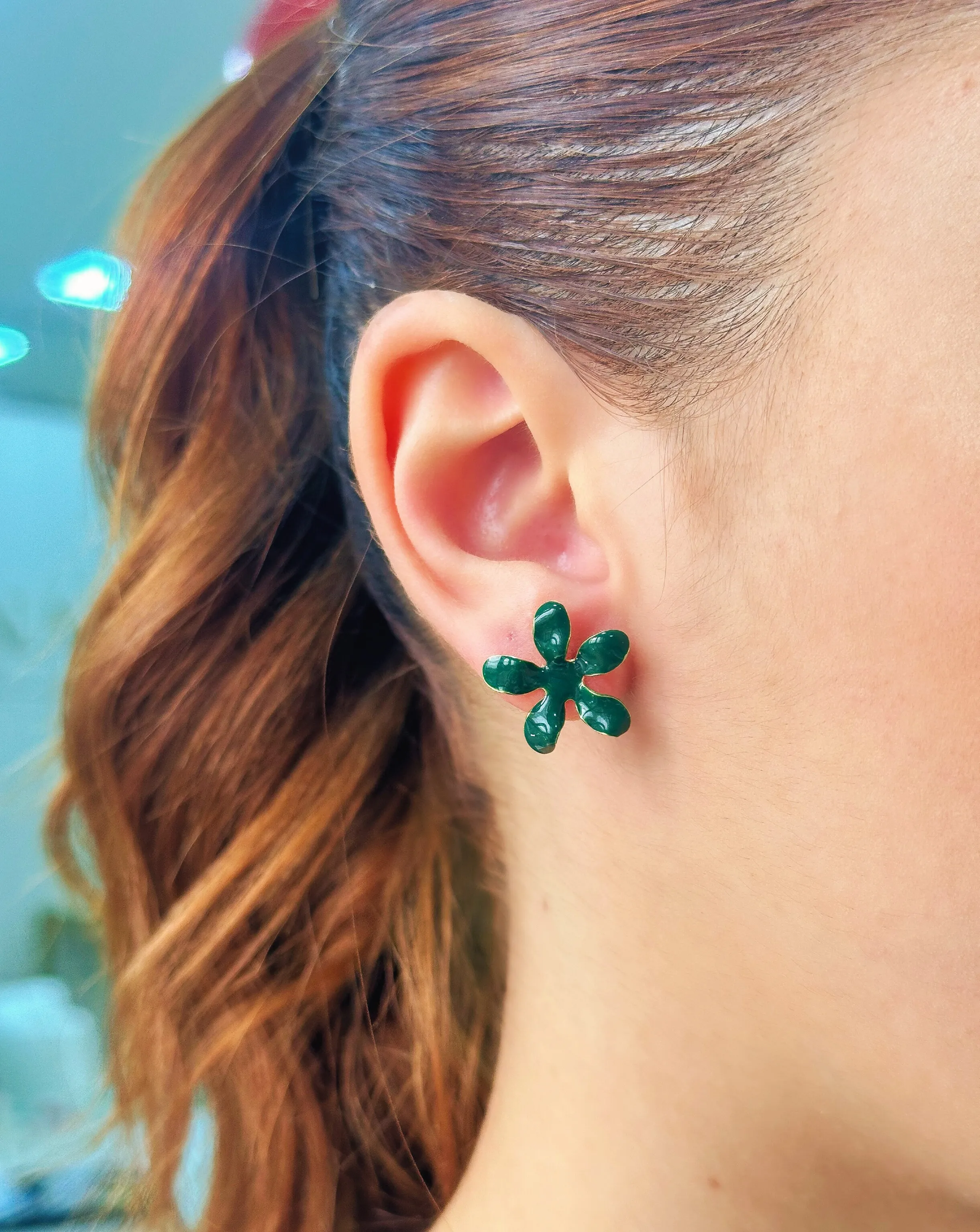 BRINCO FLOR ESMALTADA VERDE MILITAR