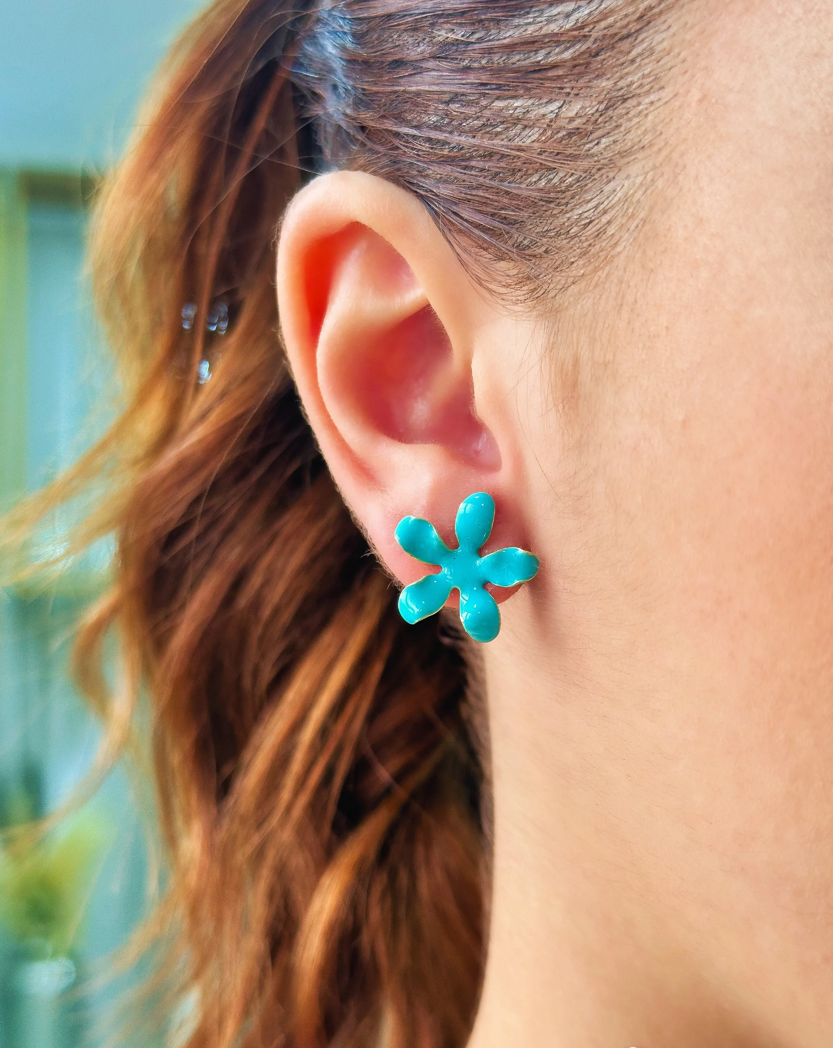 BRINCO FLOR ESMALTADA AZUL TIFFANY