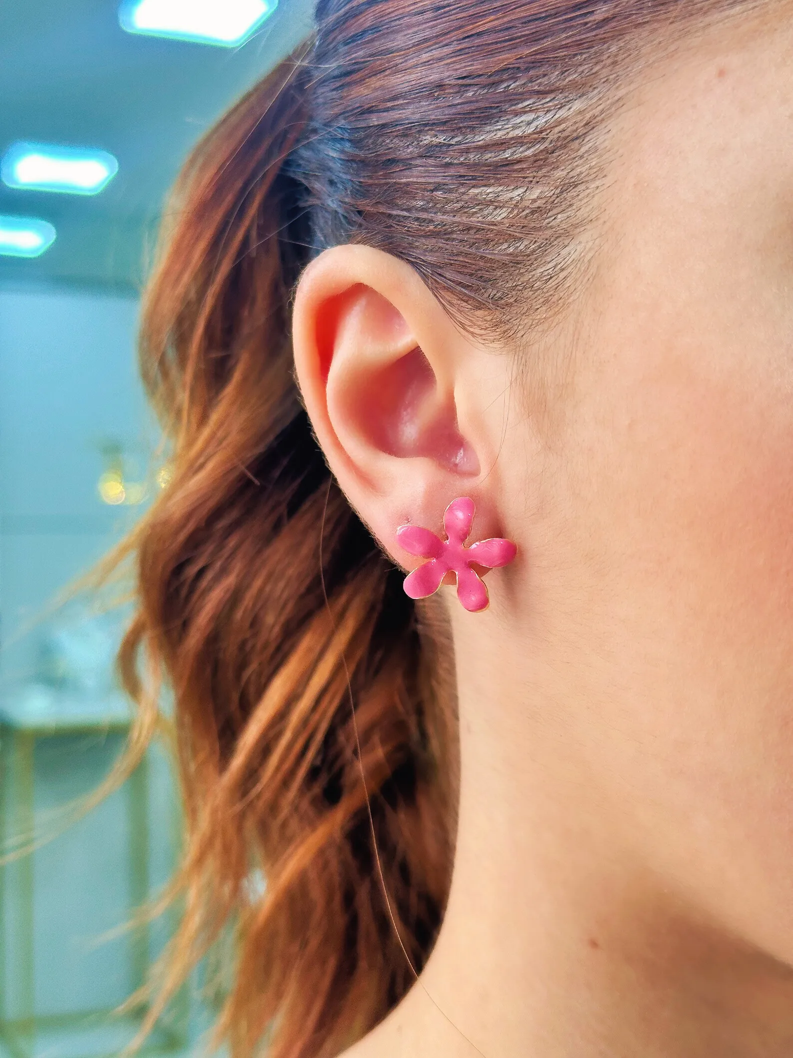 BRINCO FLOR ESMALTADA ROSA