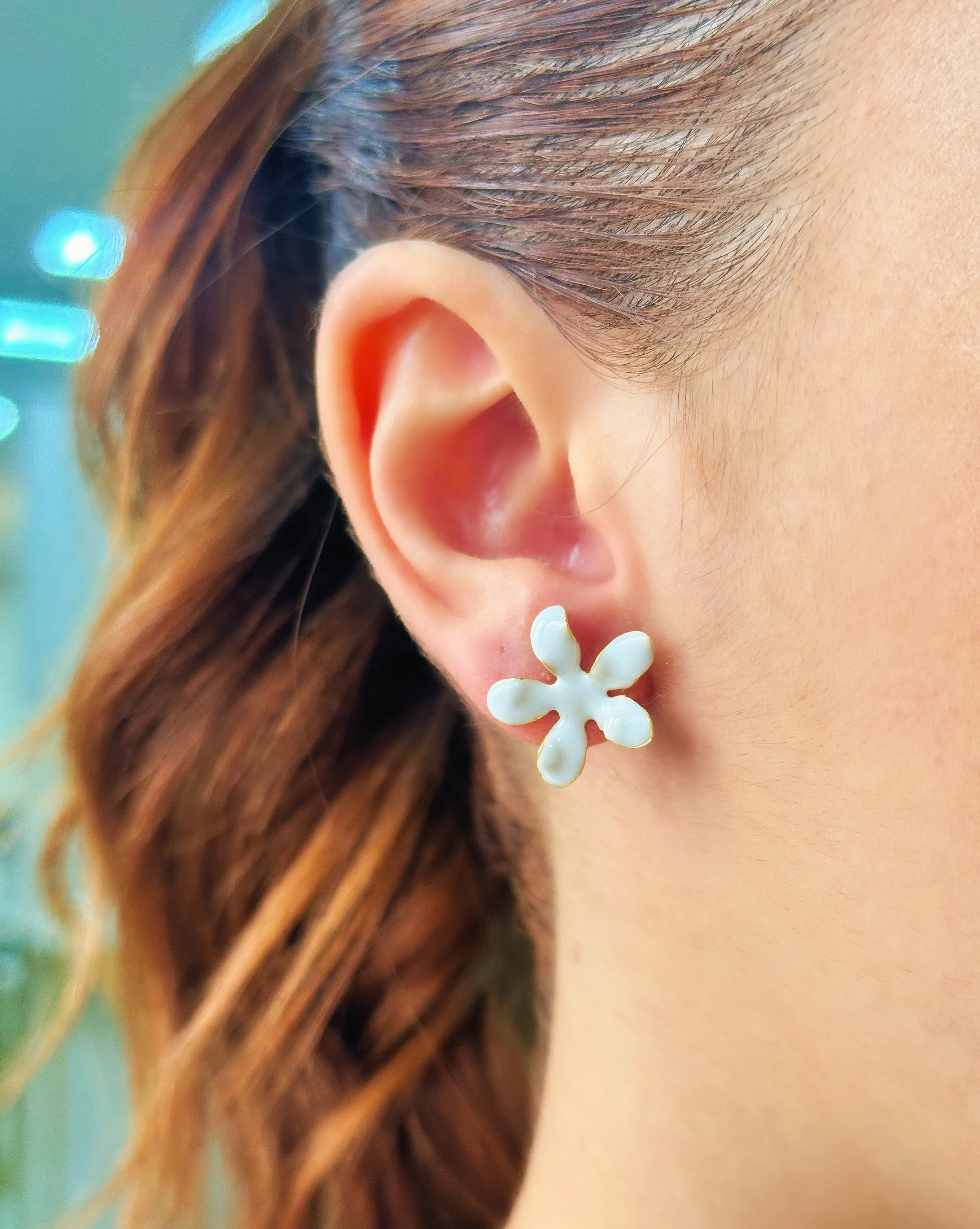 BRINCO FLOR ESMALTADA BRANCO