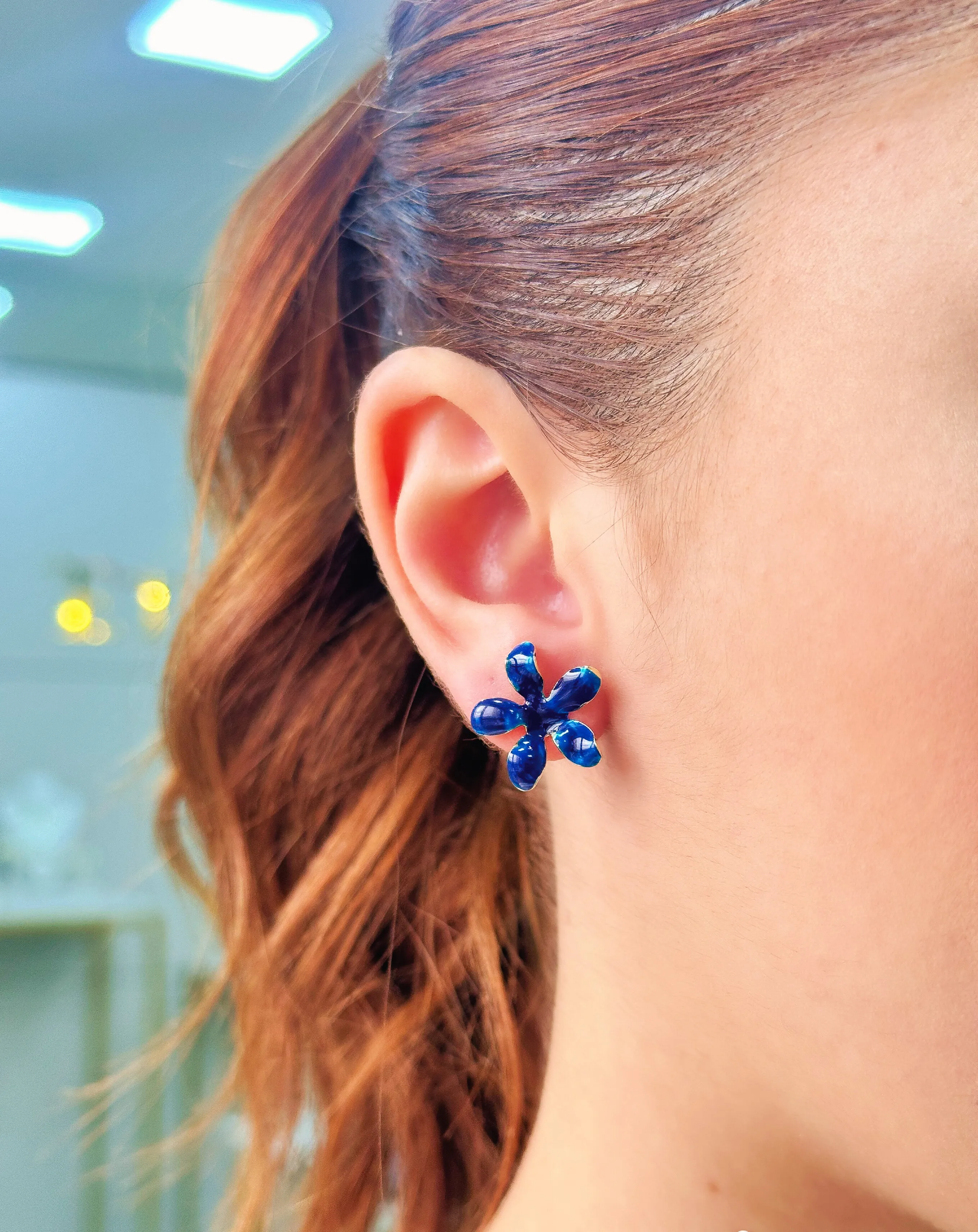 BRINCO FLOR ESMALTADA AZUL MARINHO