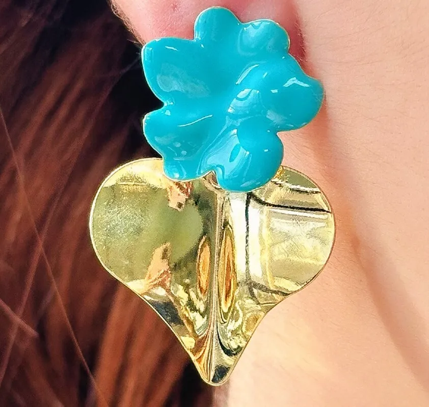 BRINCO FLOR COM CORAÇÃO LISO ESMALTADO ESMALTADO AZUL TIFFANY
