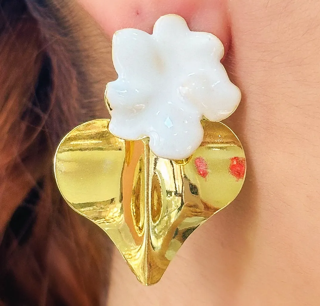BRINCO FLOR COM CORAÇÃO LISO ESMALTADO ESMALTADO BRANCO