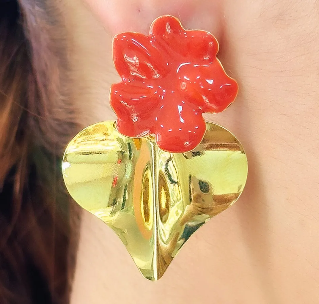 BRINCO FLOR COM CORAÇÃO LISO ESMALTADO ESMALTADO LARANJA