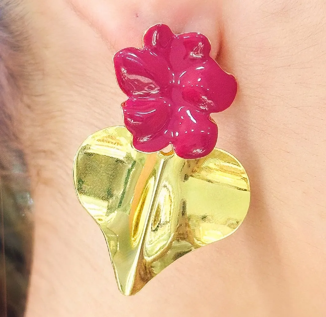 BRINCO FLOR COM CORAÇÃO LISO ESMALTADO ESMALTADO MARSALA