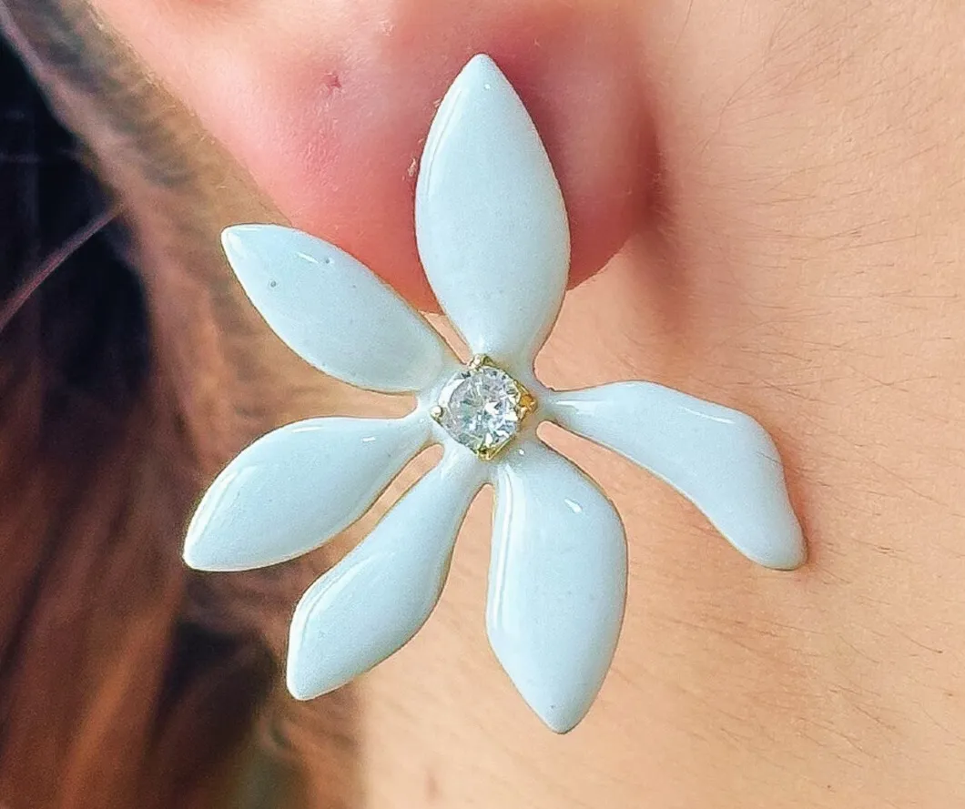 BRINCO FLOR COM PEDRA ESMALTADO BRANCO